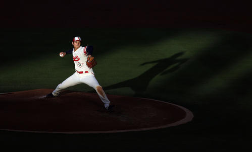 エンゼルス対ホワイトソックス 2回表、夕日を浴びながら力投するエンゼルス大谷(撮影・前田充)