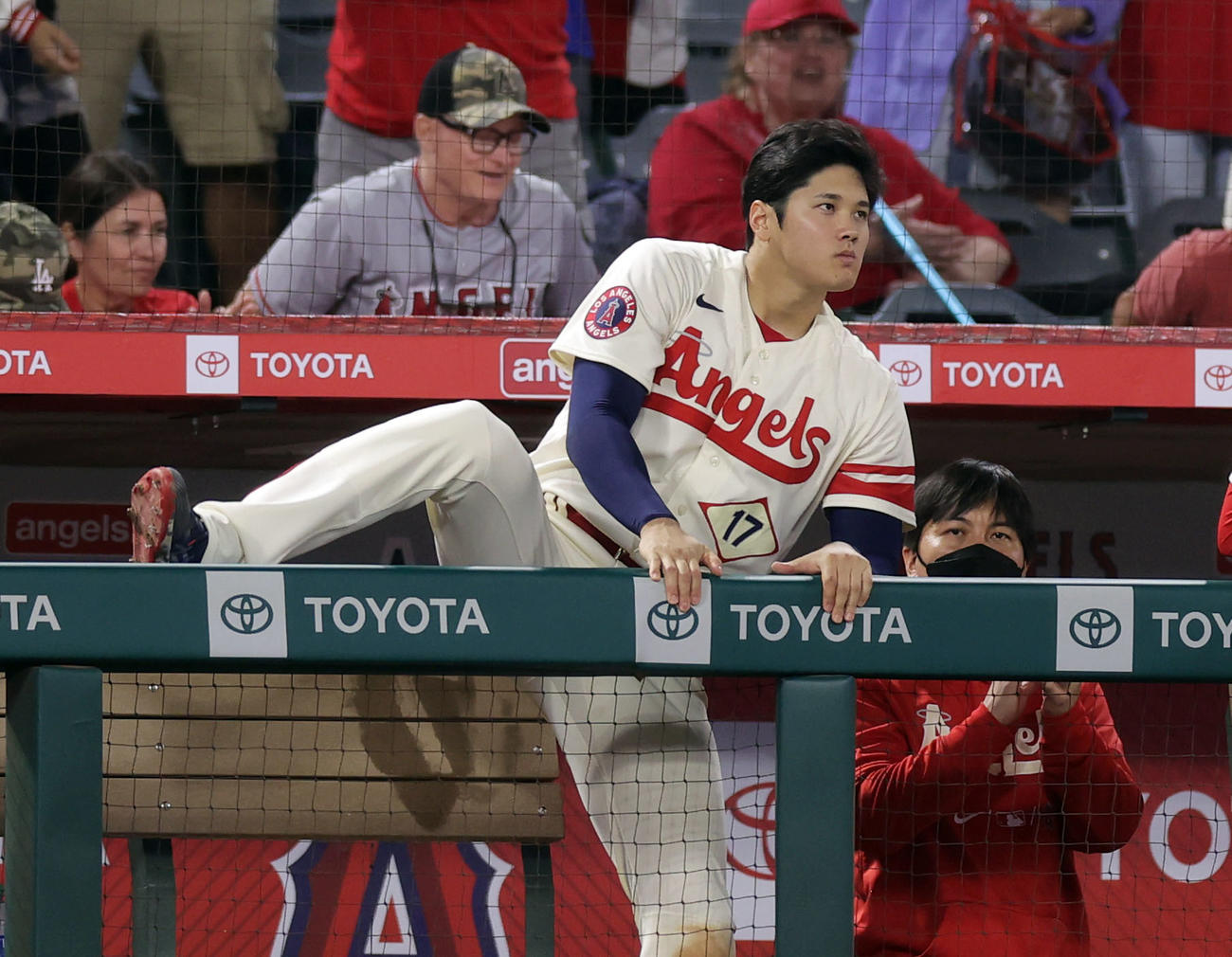 エンゼルス対ホワイトソックス　ホワイトソックスに勝利し7勝目を挙げ、ナインの出迎えに向かうエンゼルス大谷（撮影・前田充）