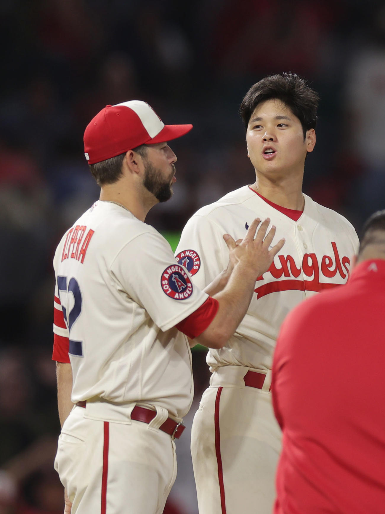 エンゼルス対ホワイトソックス　ホワイトソックスに勝利し7勝目を挙げ、ラテペラ（左）とタッチを交わすエンゼルス大谷（撮影・前田充）