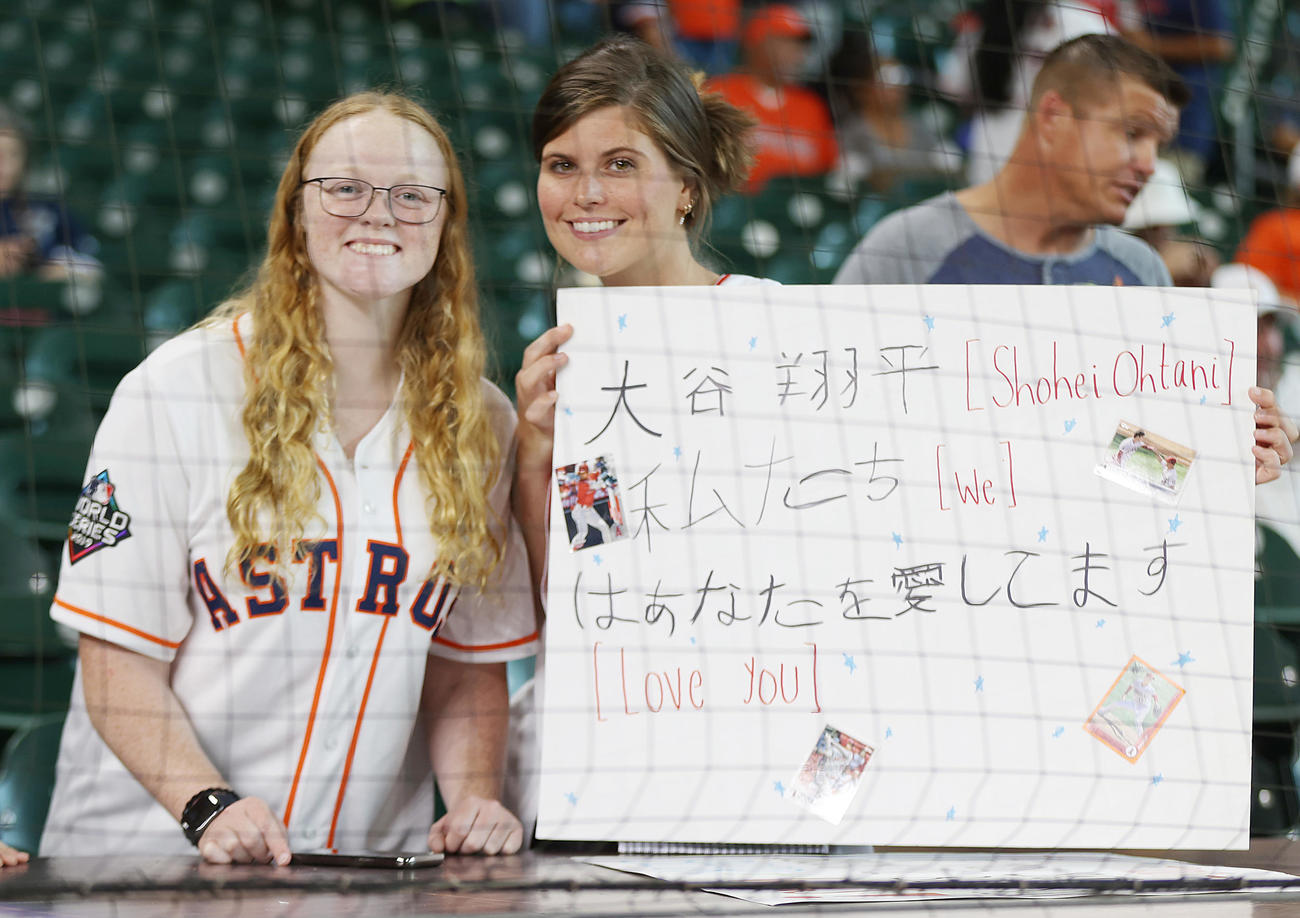 アストロズ対エンゼルス　試合前、エンゼルス大谷の登場を待ち構えるファン（撮影・狩俣裕三）