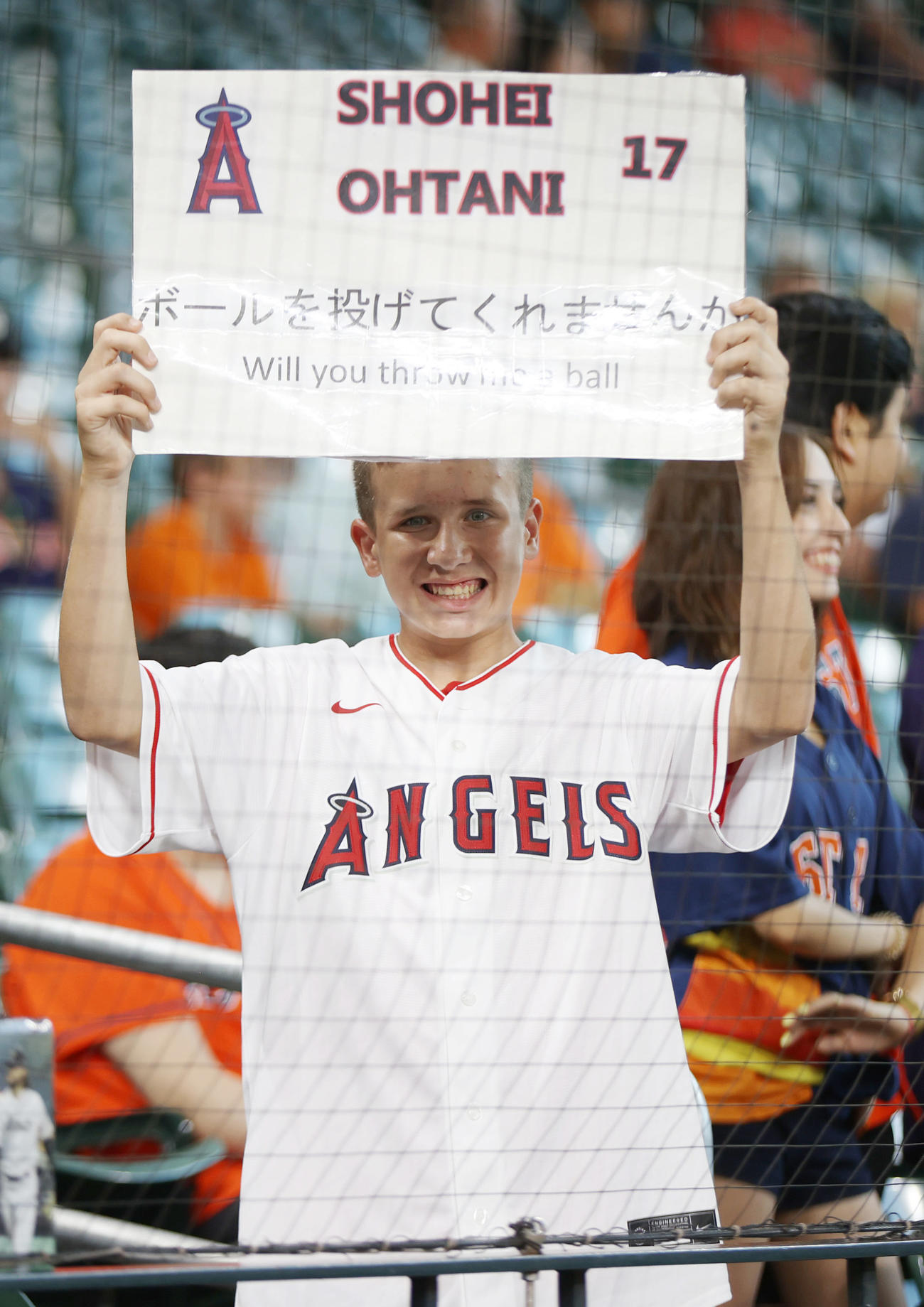 アストロズ対エンゼルス　試合前、大谷翔平の登場を待つ子どもファン（撮影・狩俣裕三）