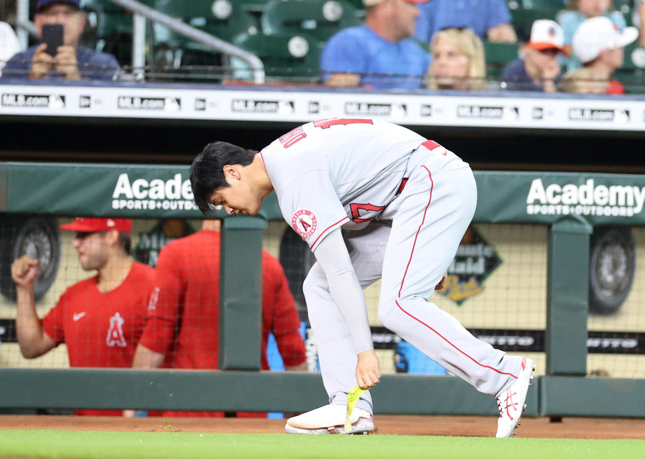 アストロズ対エンゼルス　試合前、グラウンドに落ちていた紙切れを拾う大谷（撮影・狩俣裕三）
