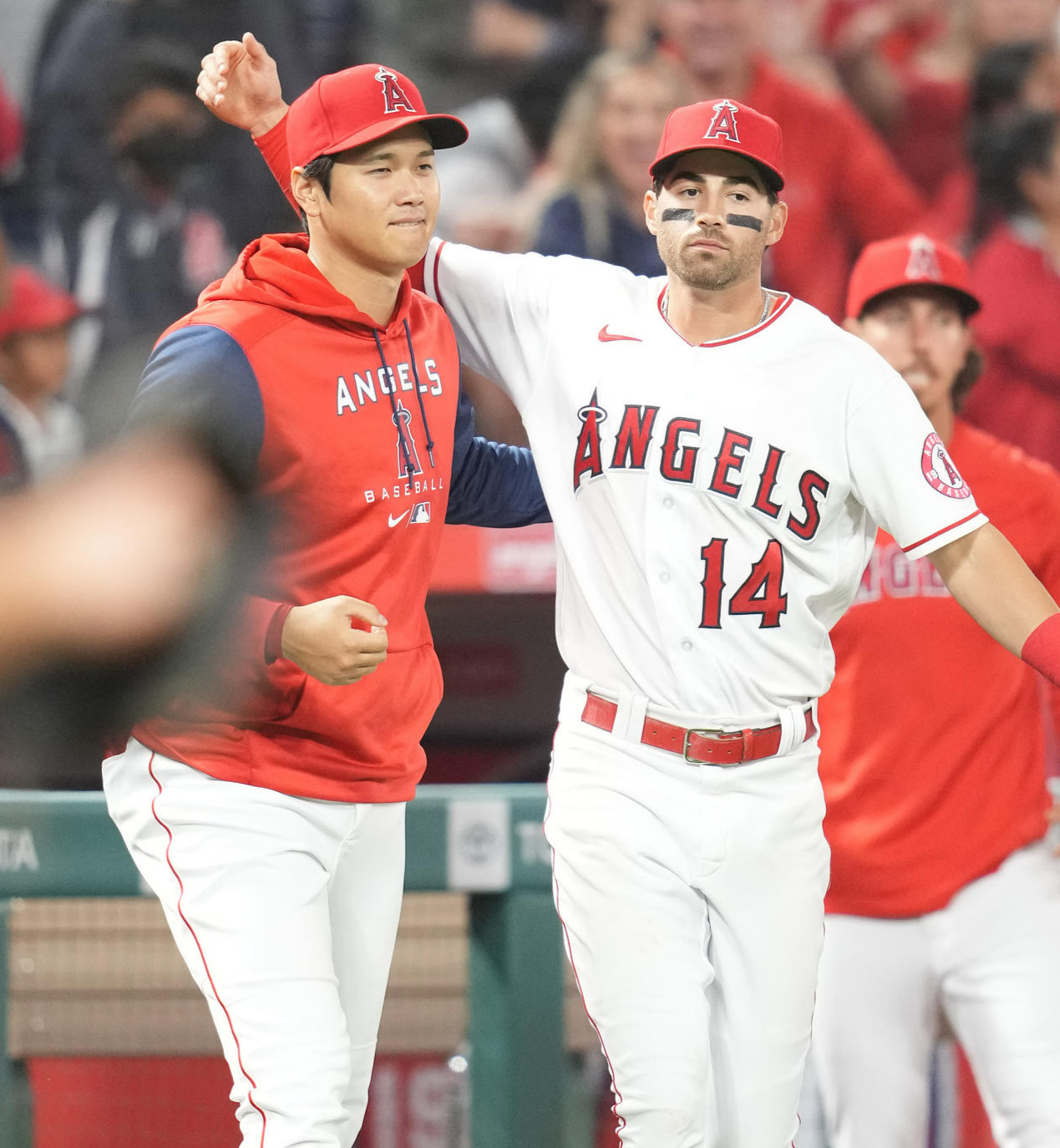 エンゼルスの大谷翔平（左）とタイラー・ウェード（2022年4月9日撮影）