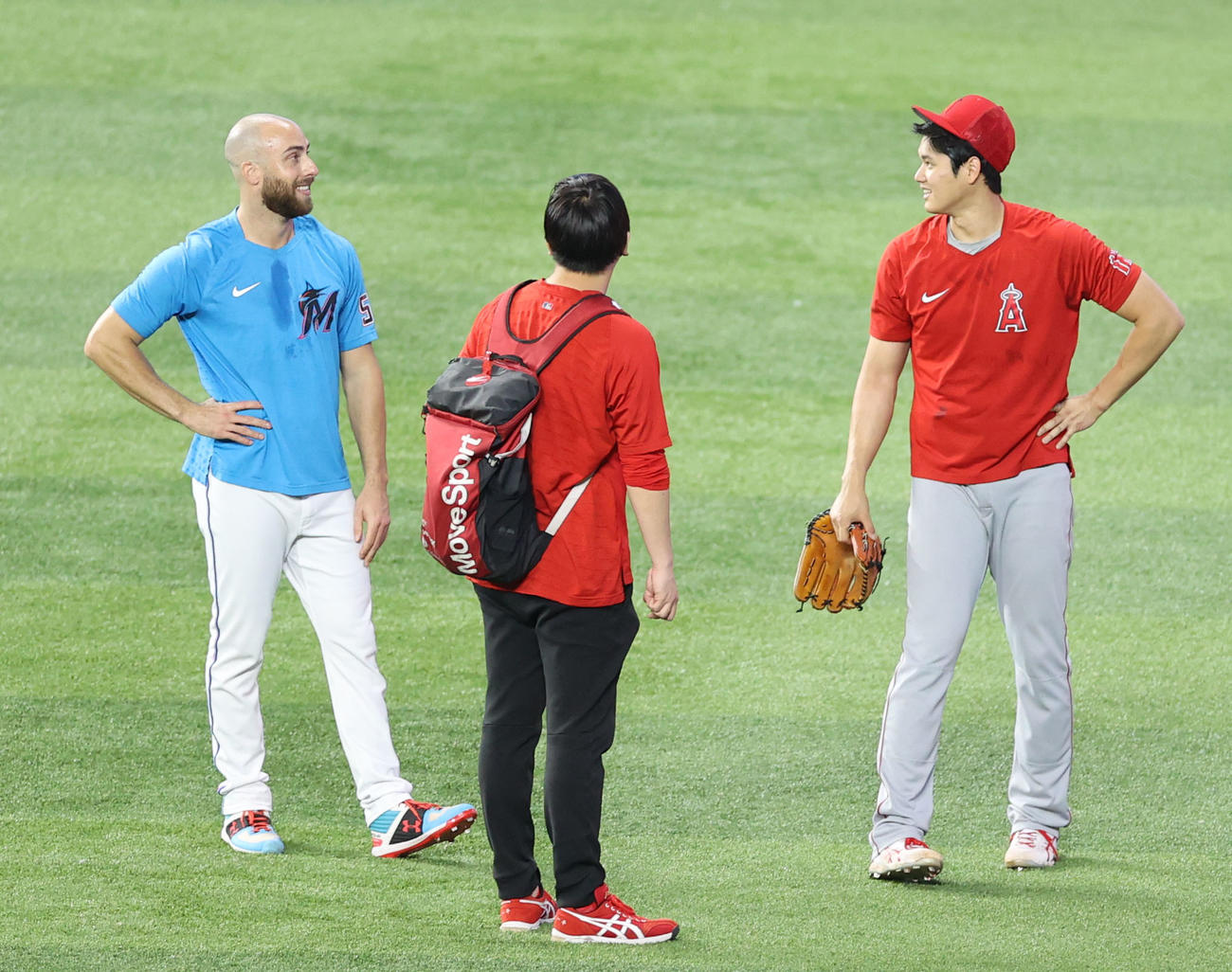 マーリンズ対エンゼルス　試合前、元日本ハムチームメートのバース（左）と談笑する大谷翔平（撮影・狩俣裕三）