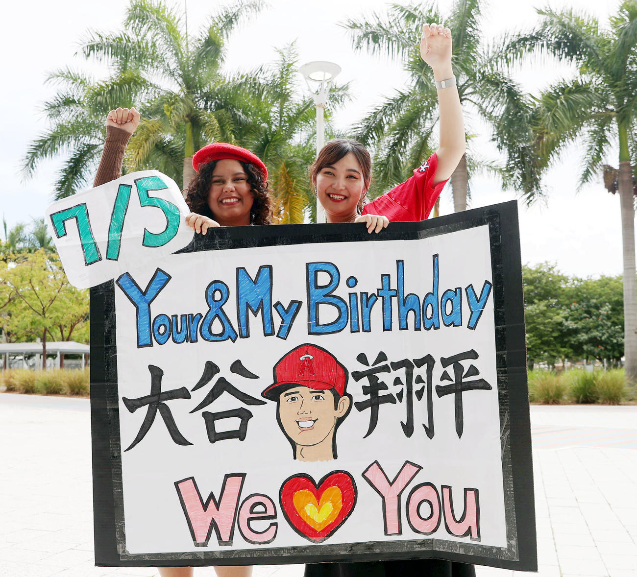 マーリンズ対エンゼルス　大谷の誕生日を祝うエンゼルスファン（撮影・狩俣裕三）