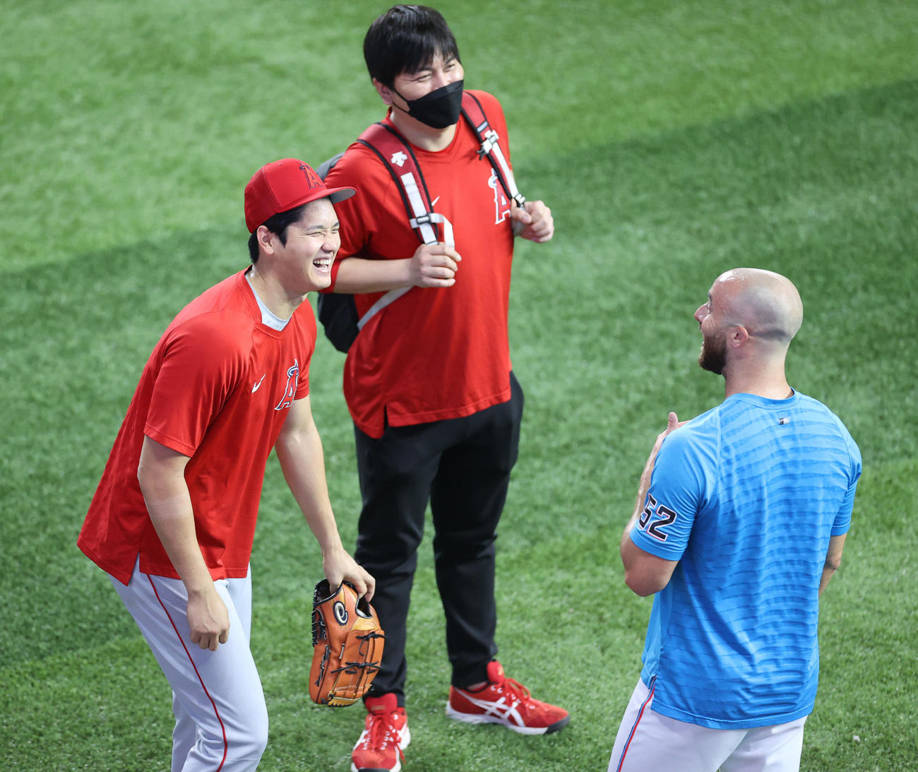 マーリンズ対エンゼルス　試合前、元日本ハムチームメートのバース（右）と笑顔で話をする大谷（撮影・狩俣裕三）