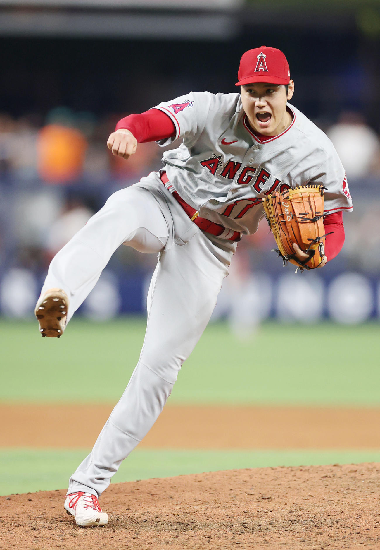 マーリンズ対エンゼルス　5回裏、雄たけびを上げながら、力投する大谷（撮影・狩俣裕三）