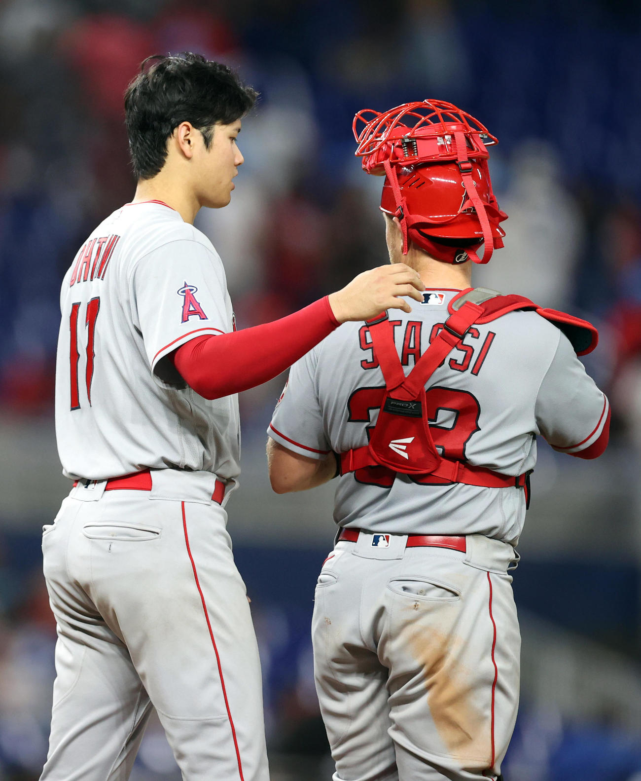 マーリンズ対エンゼルス　試合後、スタッシ（右）をねぎらう大谷（撮影・狩俣裕三）