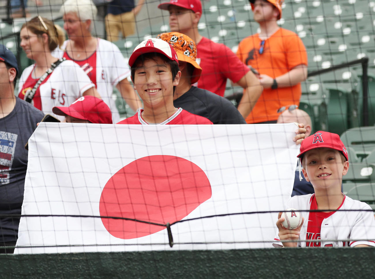 オリオールズ対エンゼルス　試合を待ちわびる大谷ファン（撮影・狩俣裕三）