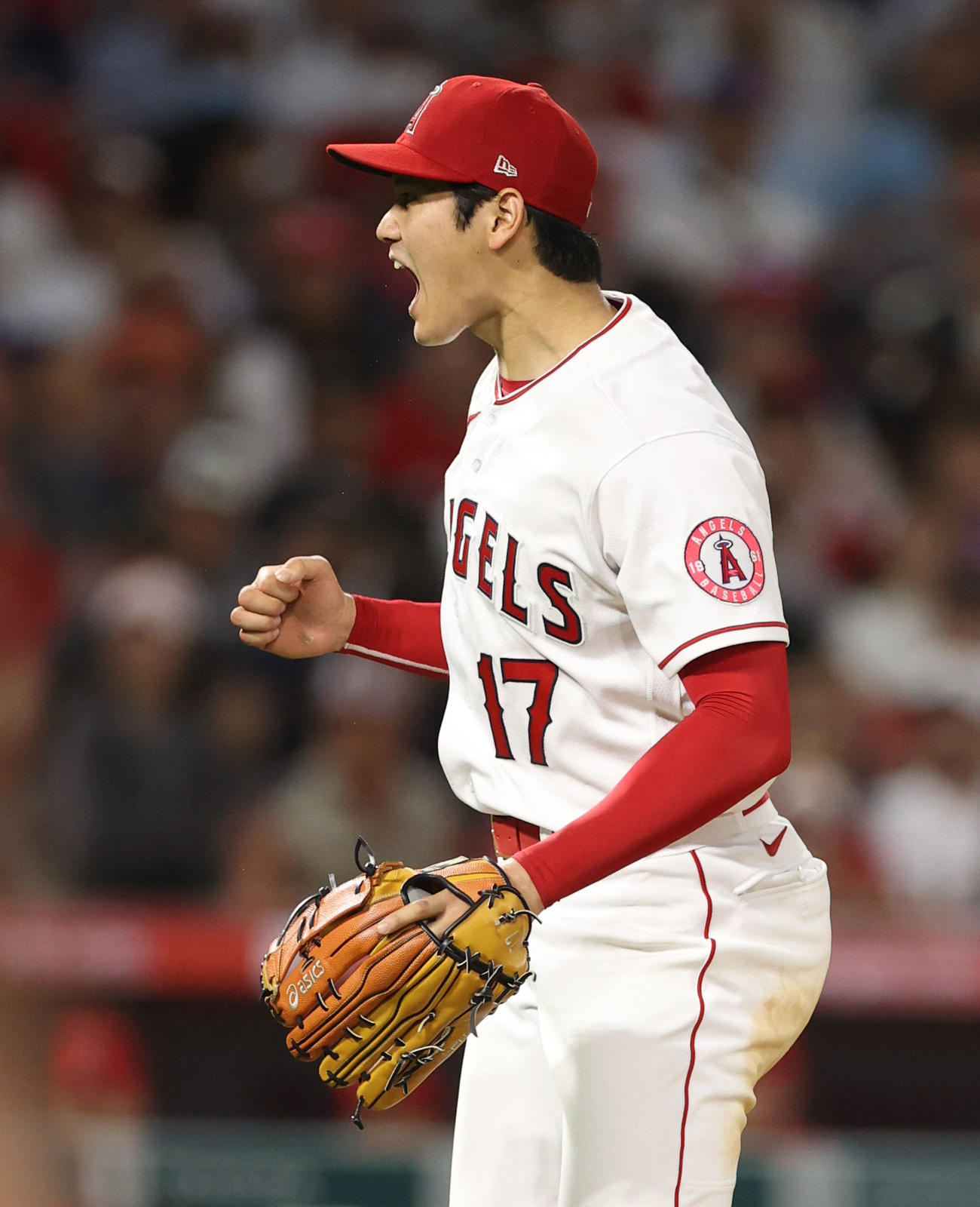 エンゼルス対アストロズ　6回表アストロズ2死一塁、マティエビッチを見逃し三振に仕留め、雄たけびを上げる大谷（撮影・狩俣裕三）