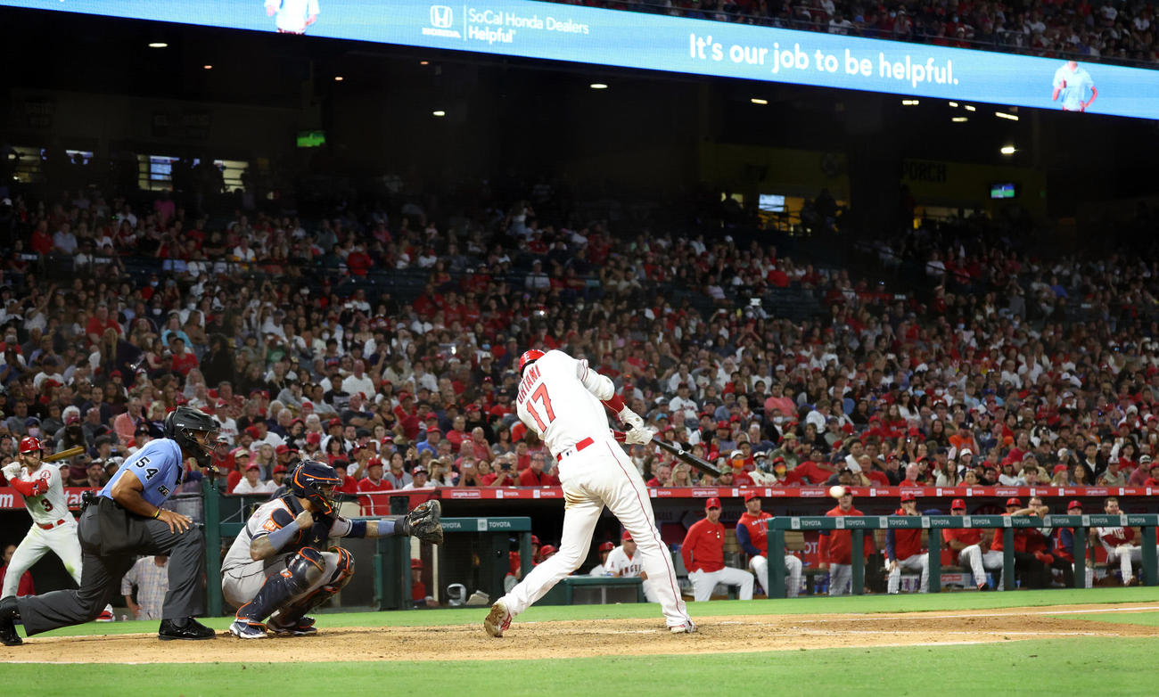 エンゼルス対アストロズ　6回裏エンゼルス1死一塁、左前打を放つ大谷（撮影・狩俣裕三）