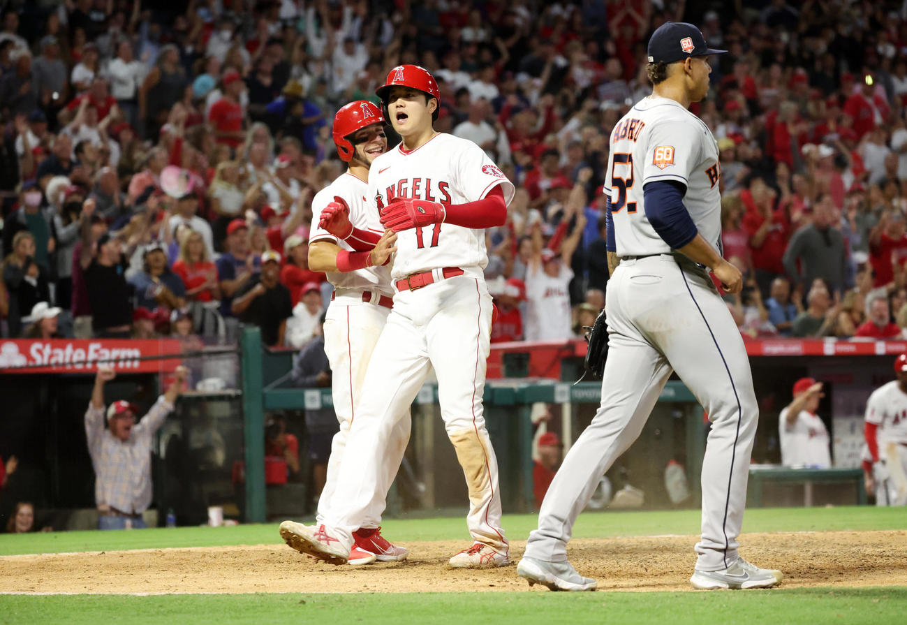 エンゼルス対アストロズ　6回裏エンゼルス1死満塁、レンヒーフォの2点適時打で生還する大谷（撮影・狩俣裕三）