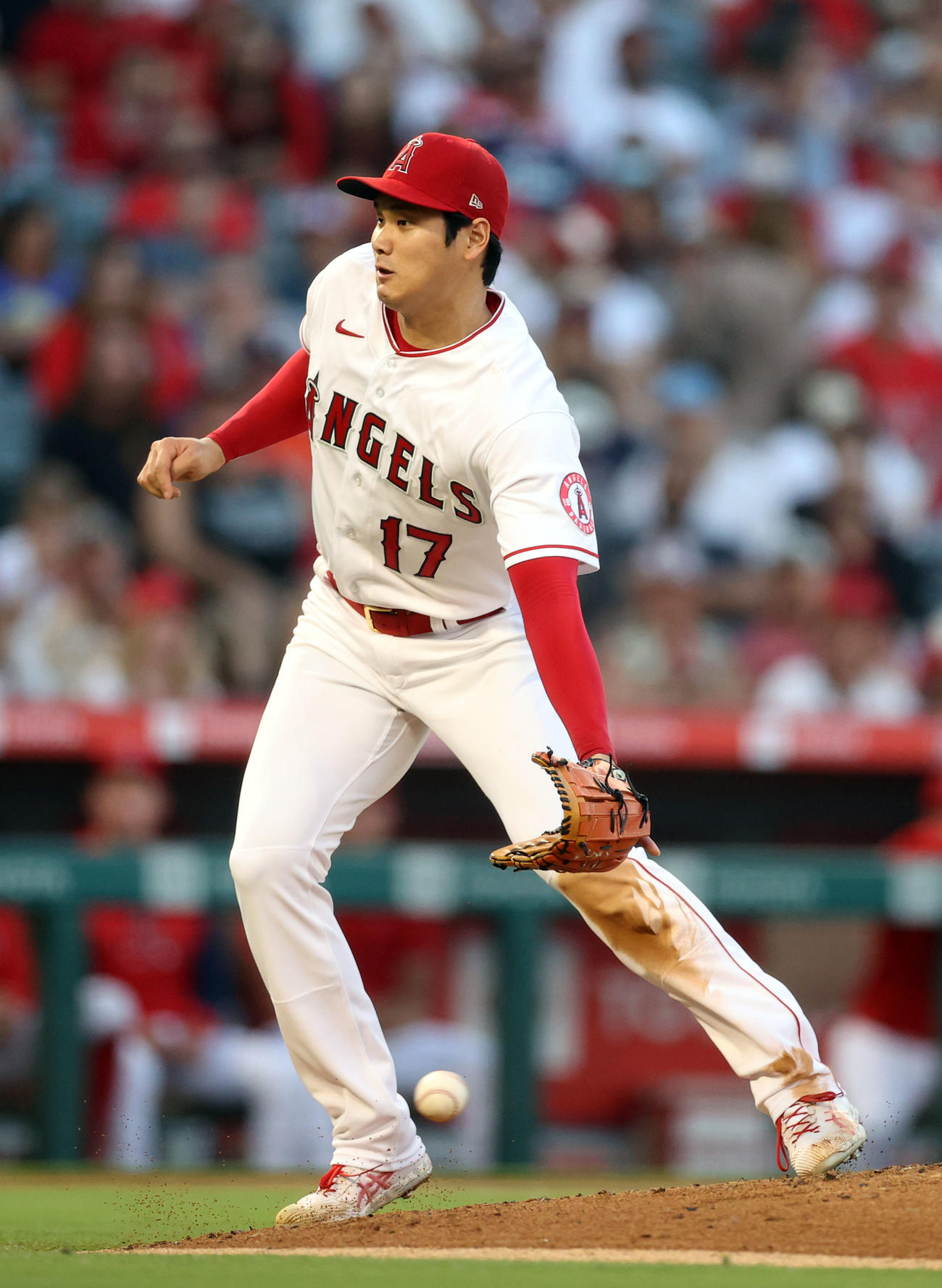 エンゼルス対アストロズ　3回表アストロズ1死、マルドナドの打球をよける大谷（撮影・狩俣裕三）