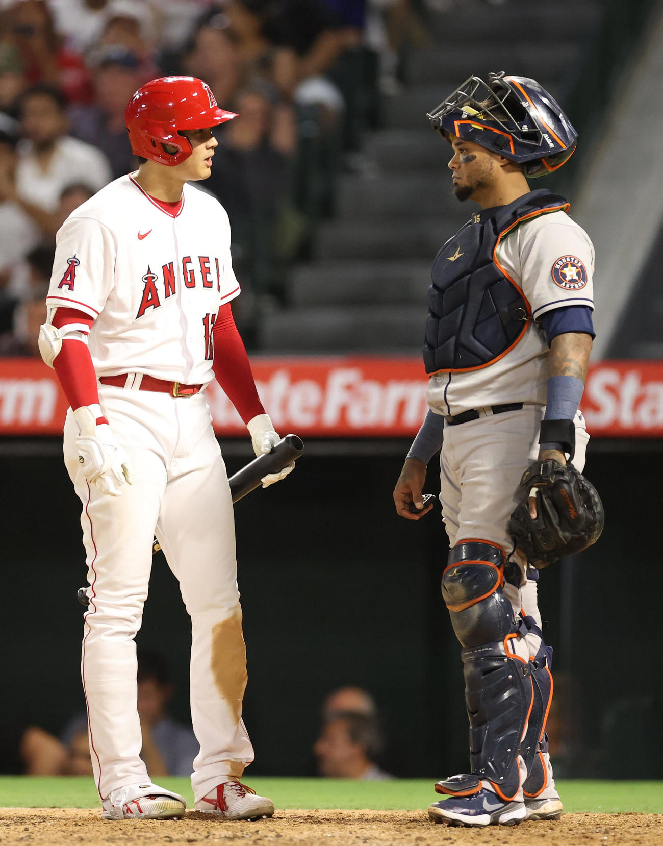 エンゼルス対アストロズ　4回裏エンゼルス2死一塁、元同僚のマルドナド（右）と話をする大谷（撮影・狩俣裕三）