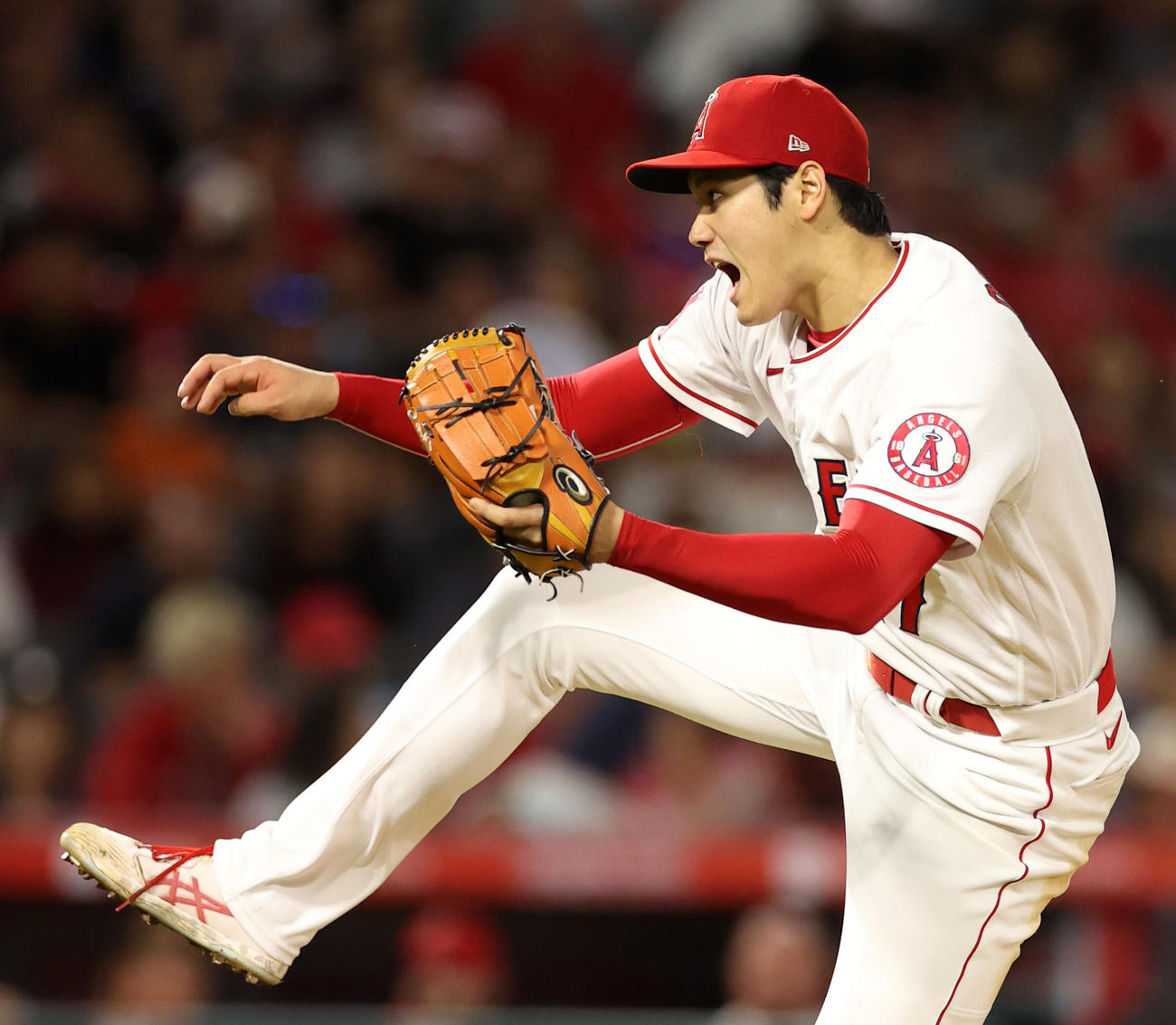 エンゼルス対アストロズ　6回表、雄たけびを上げながら力投する大谷（撮影・狩俣裕三）