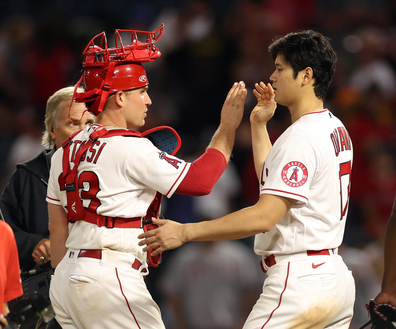 エンゼルス対アストロズ　試合後、スタッシ（左）と勝利を喜び合う大谷（撮影・狩俣裕三）