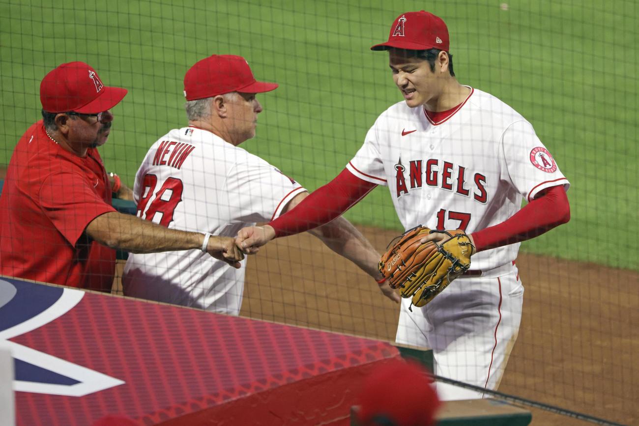 エンゼルス対アストロズ　4回を投げ終えてネビン監督代行（中央）らに迎えられる大谷翔平（共同）