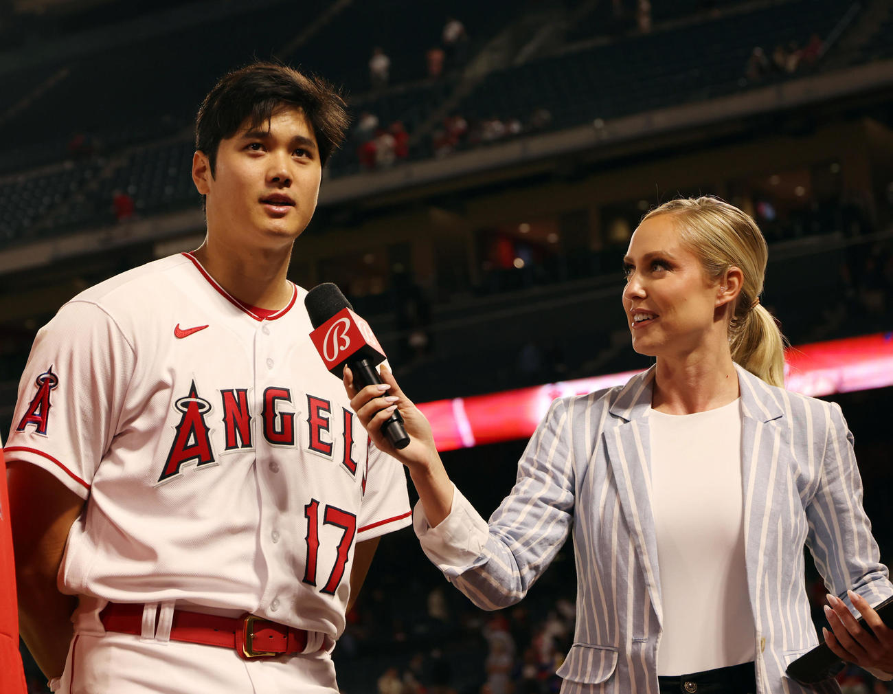 エンゼルス対アストロズ　試合後、地元メディアの女性リポーターからヒーローインタビューを受ける大谷（撮影・狩俣裕三）