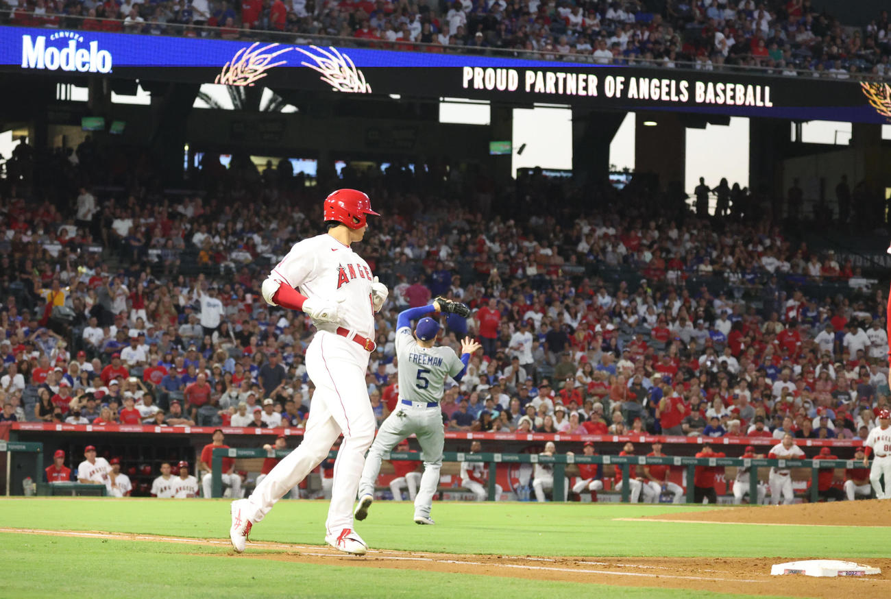 エンゼルス対ドジャース　3回裏エンゼルス2死一塁、内野フライと思われたが、一塁手フリーマン（後方）の後逸により、出塁する大谷（撮影・狩俣裕三）