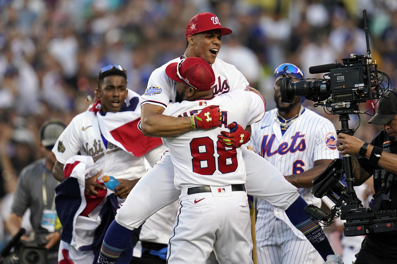 ホームランダービー優勝を決めて喜ぶナショナルズのソト（AP）