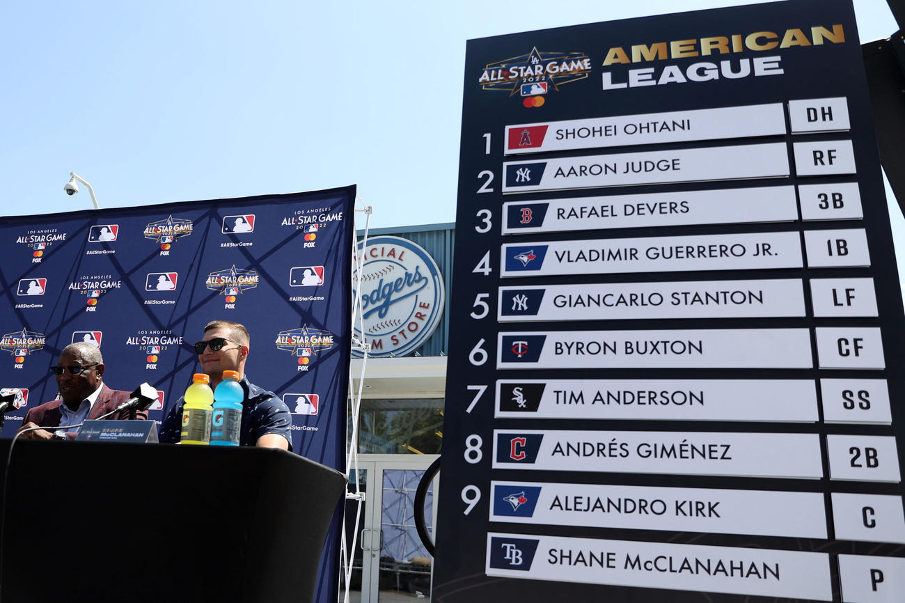 オールスター前日会見で1番DH大谷翔平らスターティングメンバーを発表するアリーグ監督を務めるアストロズのベイカー監督（左）。右はアリーグ先発のレイズのマクラナハン（撮影・狩俣裕三）