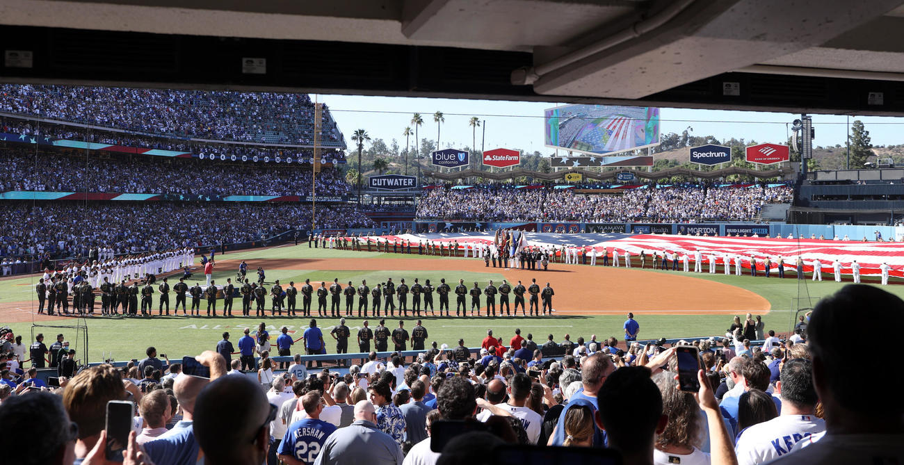 ナ・リーグ対ア・リーグ　試合前のセレモニーで斉唱される米国国歌（撮影・狩俣裕三）