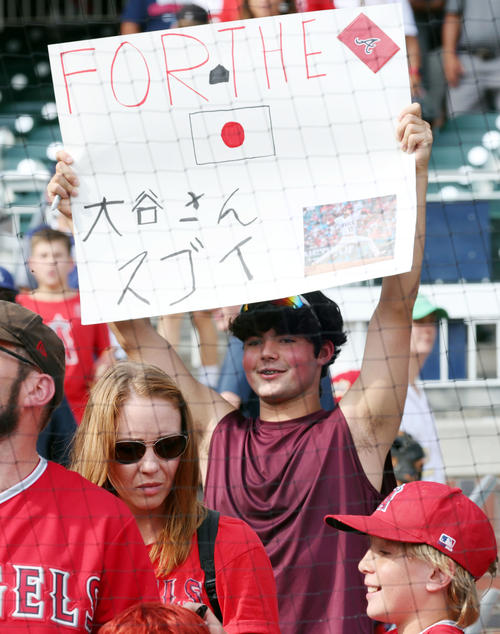 ブレーブス対エンゼルス　試合前、大谷の登場を待つファン（撮影・狩俣裕三）