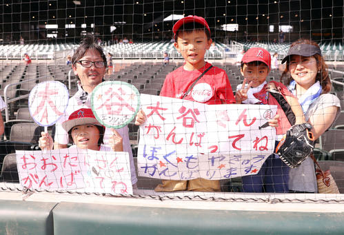ブレーブス対エンゼルス　試合前、大谷の登場を待つ子どもファン（撮影・狩俣裕三）