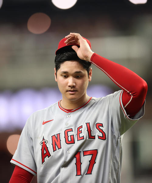 ブレーブス対エンゼルス　7回裏途中、降板する大谷（撮影・狩俣裕三）