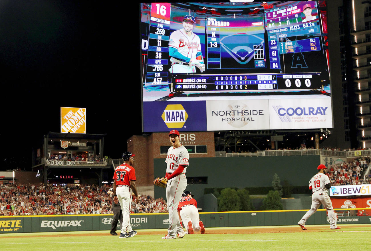 ブレーブス対エンゼルス　7回裏ブレーブス無死一塁、ダーノーに右前打を打たれ、ピンチを招き、ほえて悔しがる大谷（撮影・狩俣裕三）