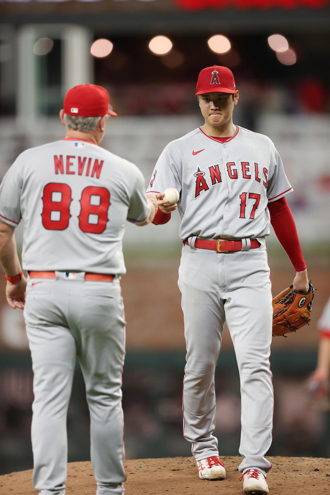 ブレーブス対エンゼルス　7回裏途中、ネビン監督代行（左）にボールを渡し降板する大谷（撮影・狩俣裕三）