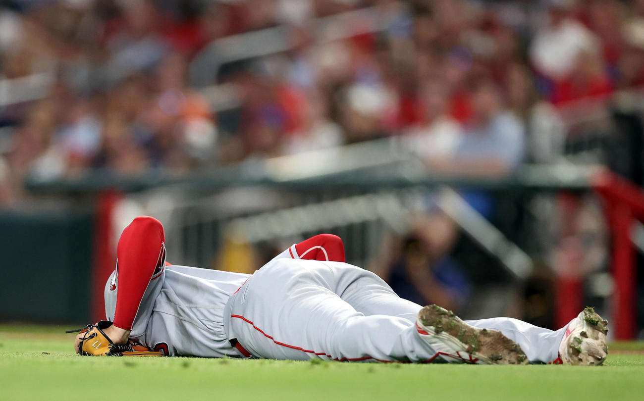 ブレーブス対エンゼルス　5回裏エンゼルス無死、ダーノーの投ゴロを処理した後、バランスを崩しうつぶせになる大谷（撮影・狩俣裕三）