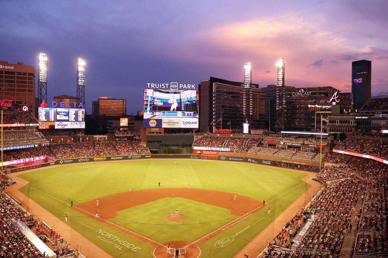 ブレーブス対エンゼルス　2回裏、大谷がマウンドに上がる中、幻想的な空の様子のトゥルーイスト・パーク（撮影・狩俣裕三）