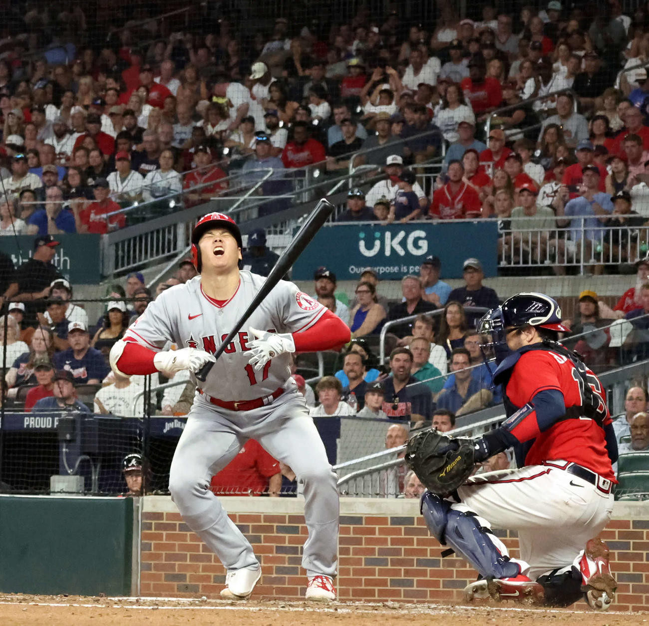 ブレーブス対エンゼルス　5回表エンゼルス2死二塁、死球を受ける大谷（撮影・狩俣裕三）