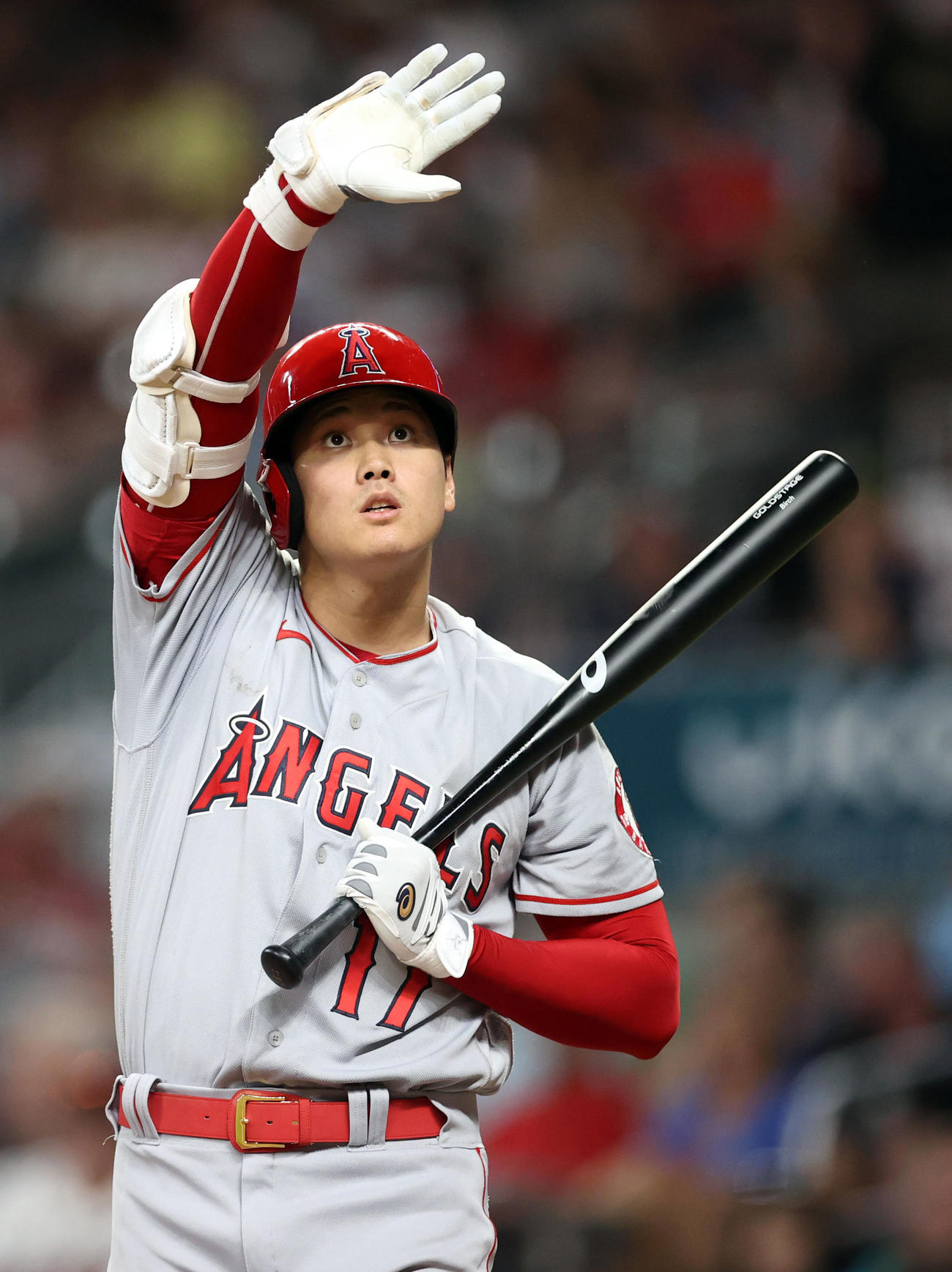 ブレーブス対エンゼルス　7回表エンゼルス2死二一塁、ファウルボールの行方を気にする大谷（撮影・狩俣裕三）