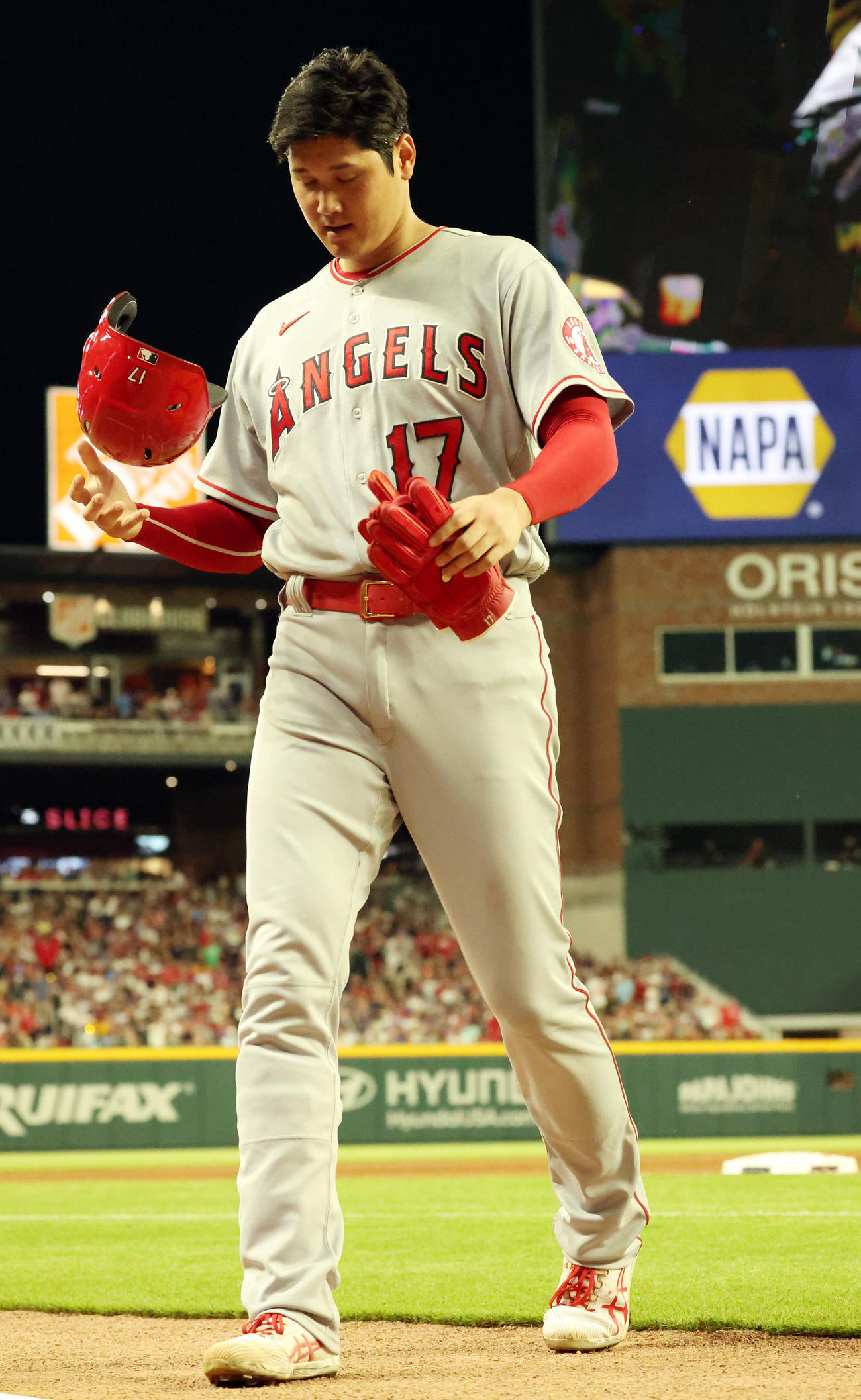 ブレーブス対エンゼルス　5回表を終え、ベンチに戻る大谷（撮影・狩俣裕三）