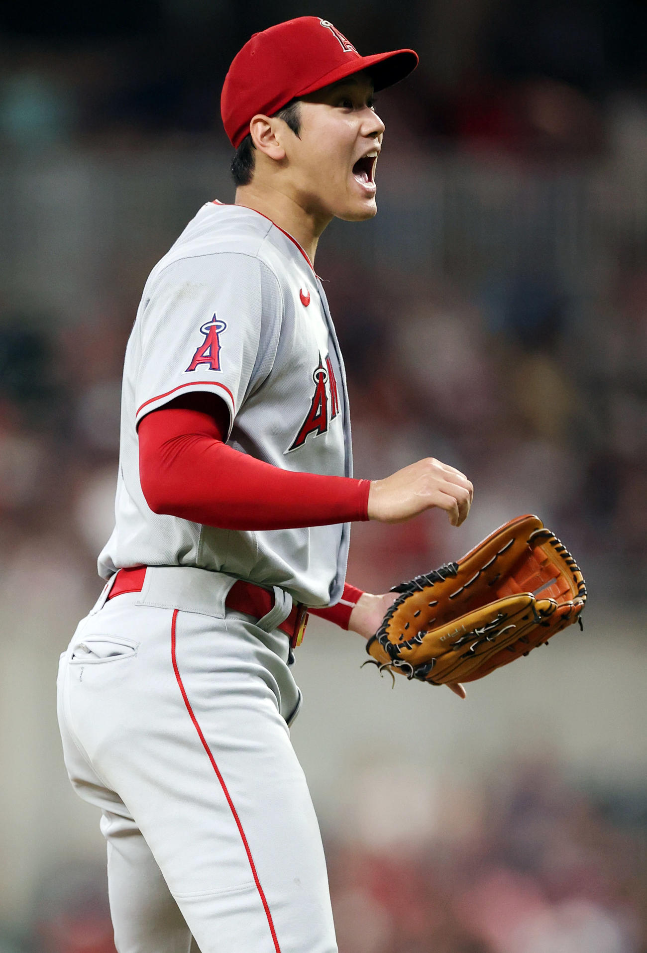 ブレーブス対エンゼルス　5回裏、力投し、ほえるエンゼルス先発の大谷（撮影・狩俣裕三）
