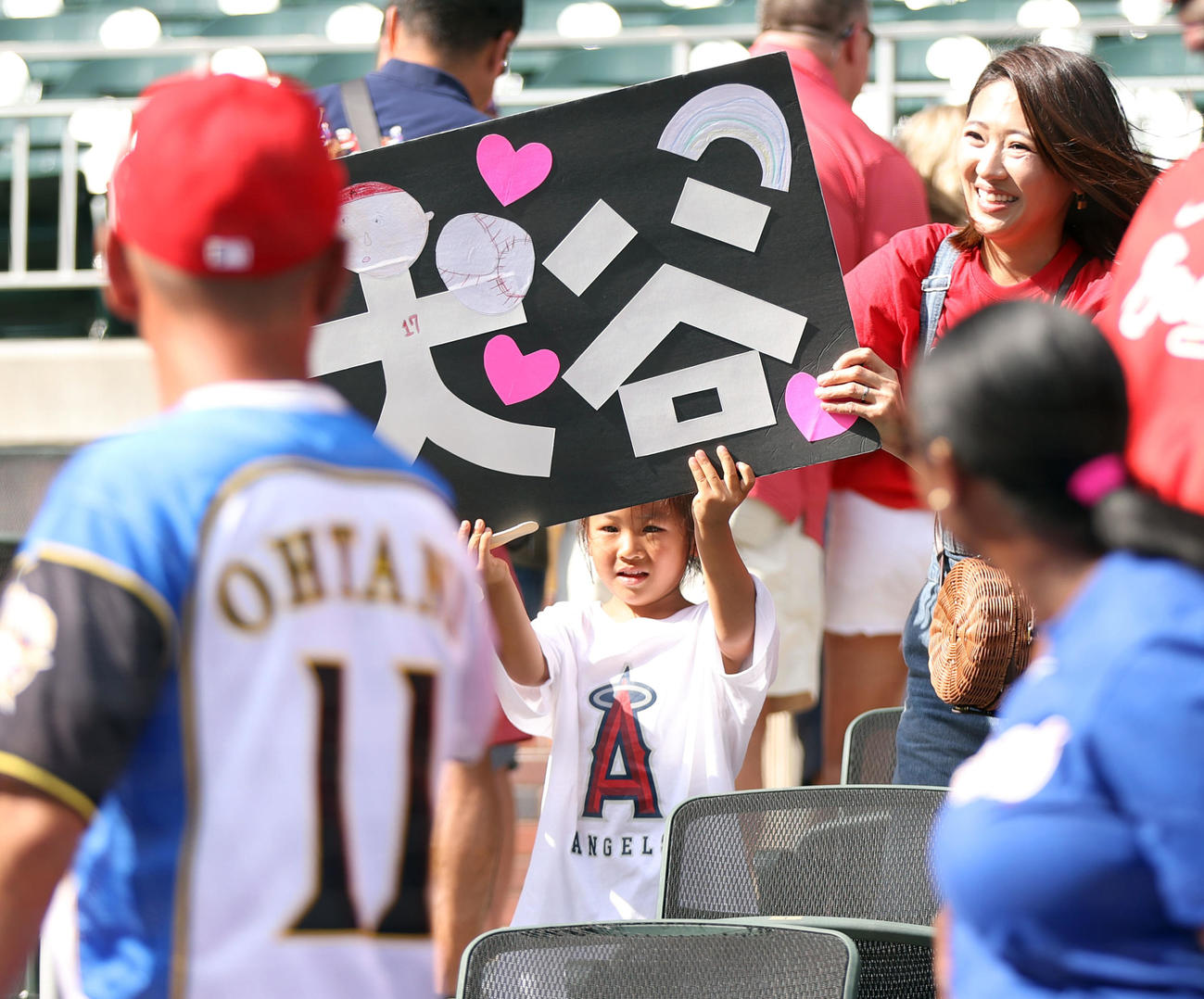 ブレーブス対エンゼルス　試合前、ボードを掲げる大谷ファンの女の子（撮影・狩俣裕三）