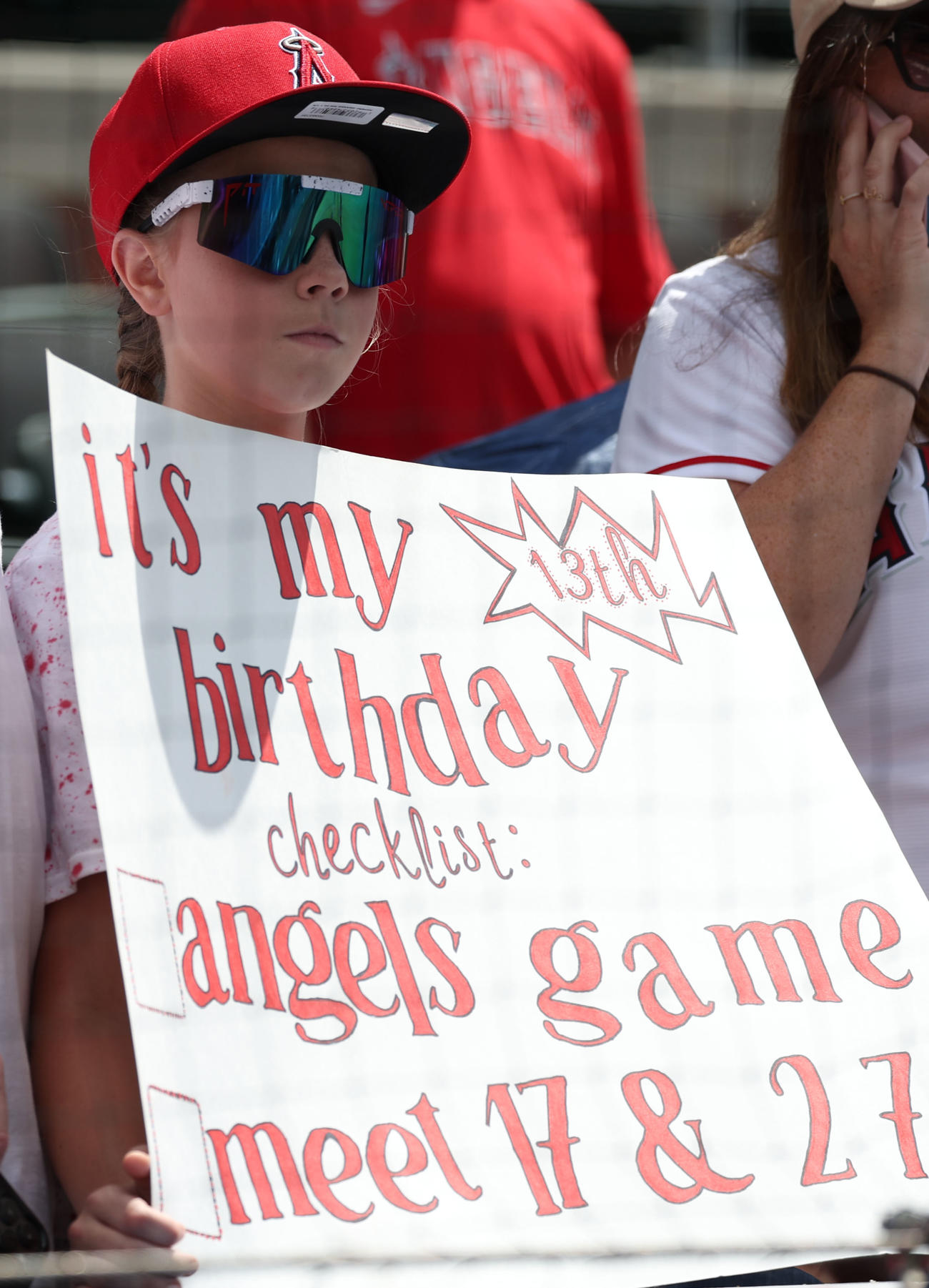 ブレーブス対エンゼルス　試合前、大谷、トラウトを待つ女の子ファン（撮影・狩俣裕三）