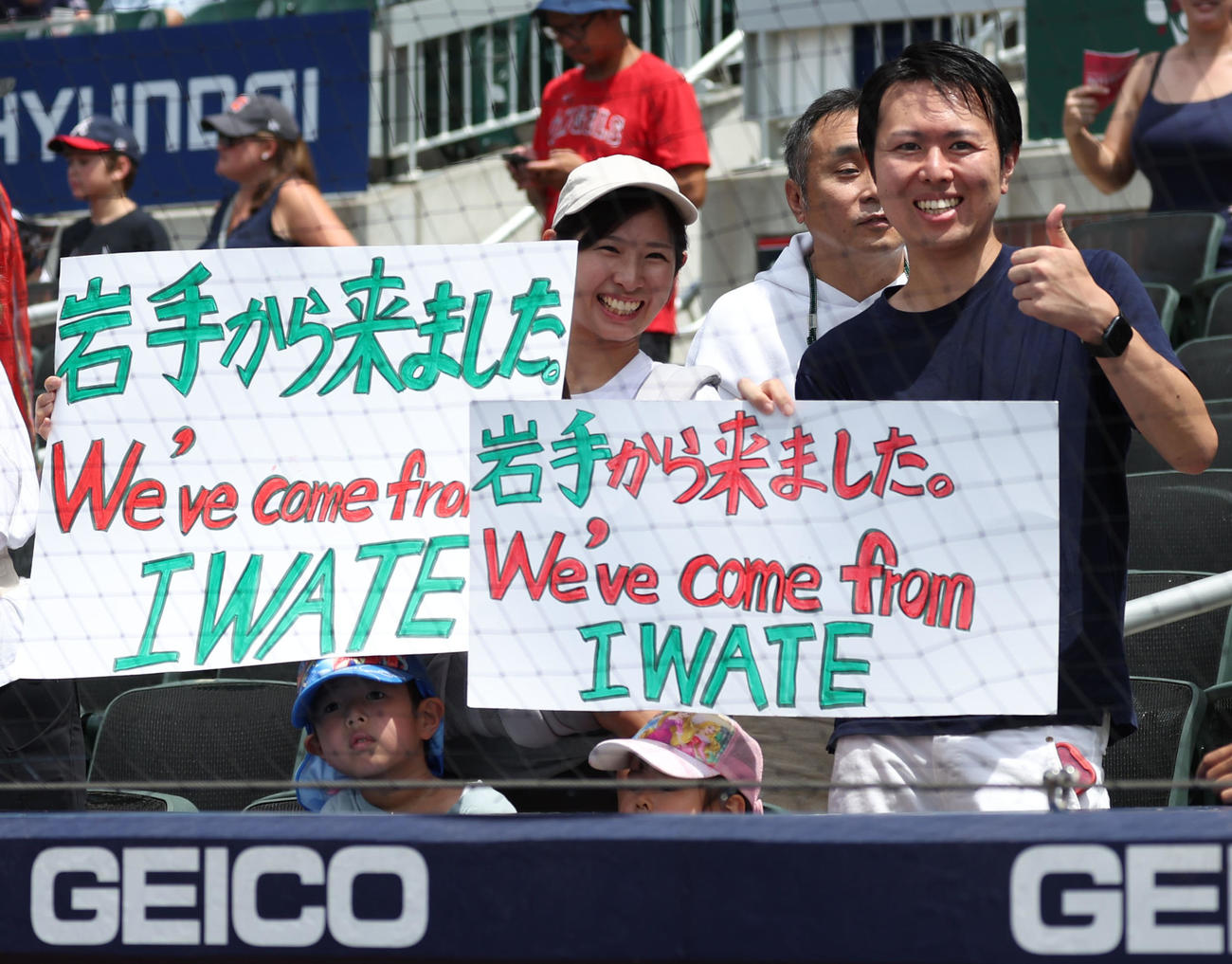 ブレーブス対エンゼルス　試合前、岩手から応援に来た大谷ファン（撮影・狩俣裕三）