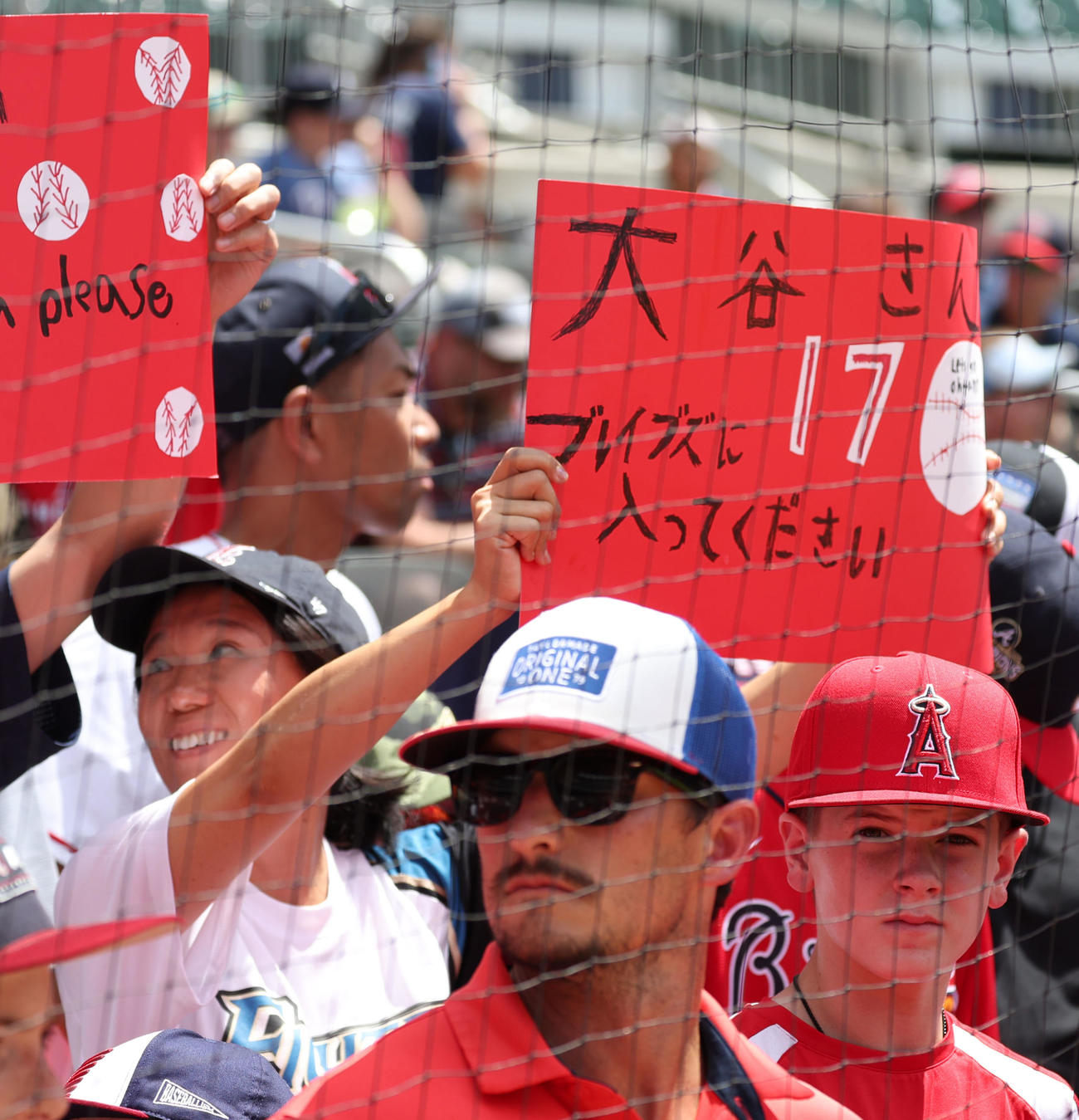 ブレーブス対エンゼルス　試合前、ブレーブスに来てほしいと訴える大谷ファン（撮影・狩俣裕三）