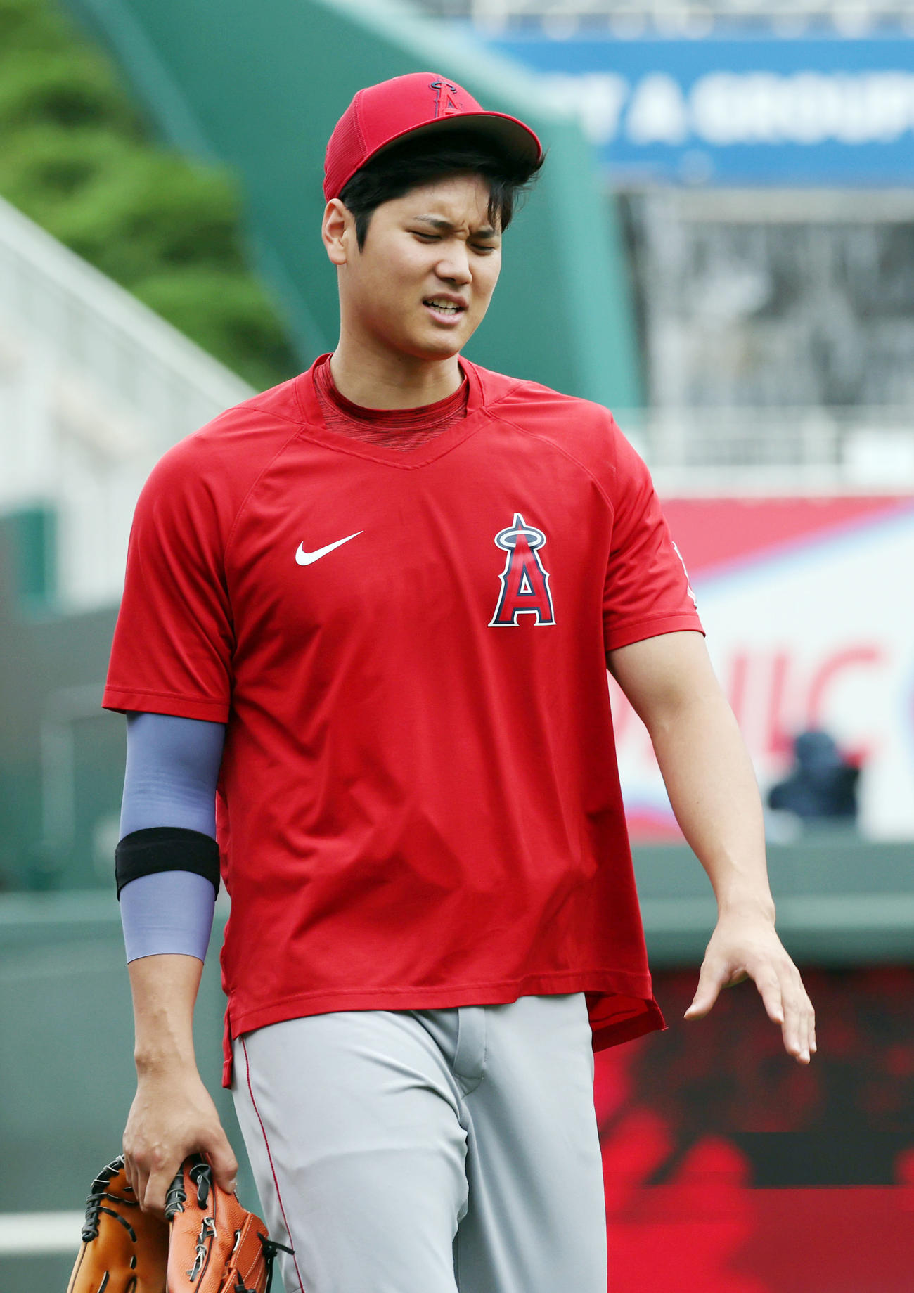 ロイヤルズ対エンゼルス　試合前のキャッチボールを終え、いったん引き揚げる大谷（撮影・狩俣裕三）