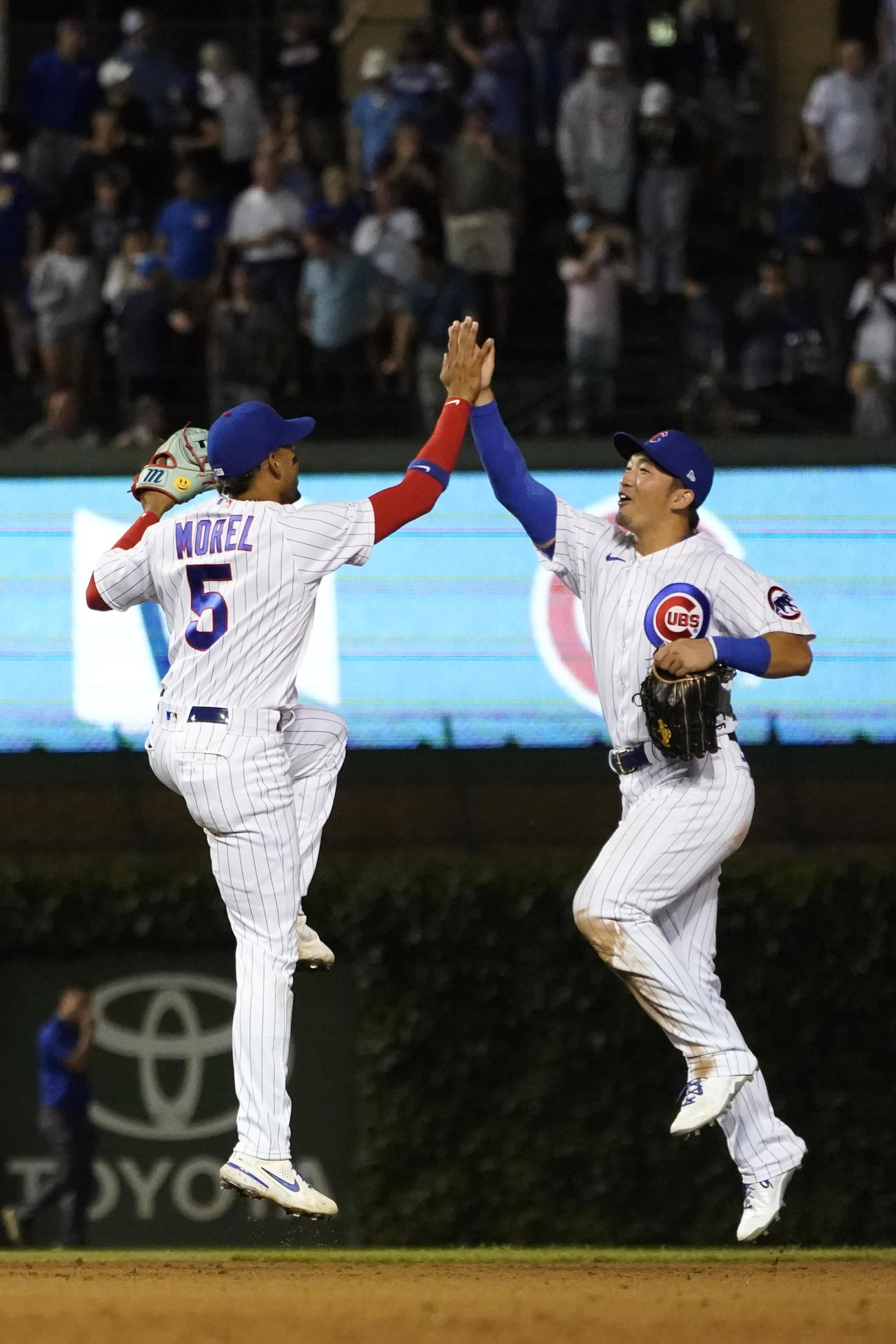 パイレーツに勝利し、モレル（左）とハイタッチをかわすカブス鈴木誠也（AP）
