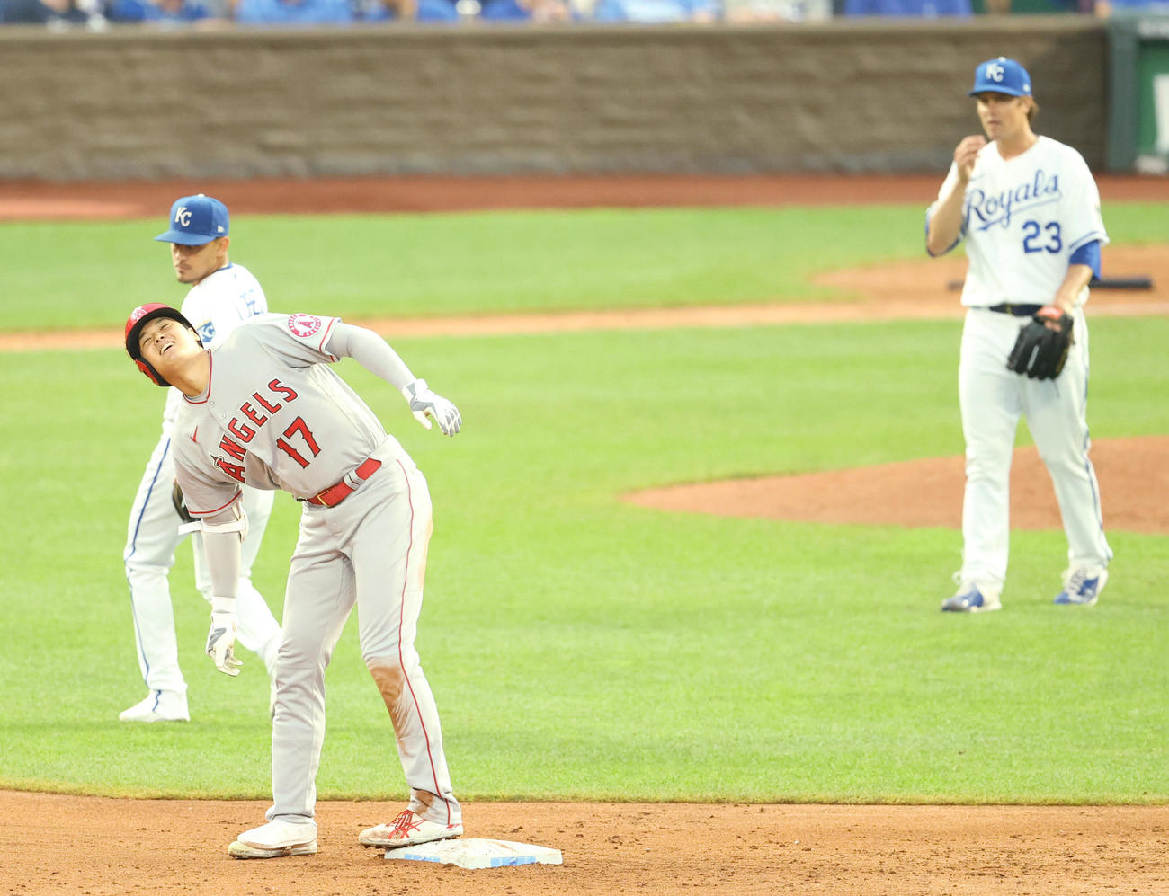 ロイヤルズ対エンゼルス　3回表エンゼルス2死、二塁打を放ち、痛そうな表情ながら笑顔を見せる大谷（手前）。右はグリンキー（撮影・狩俣裕三）