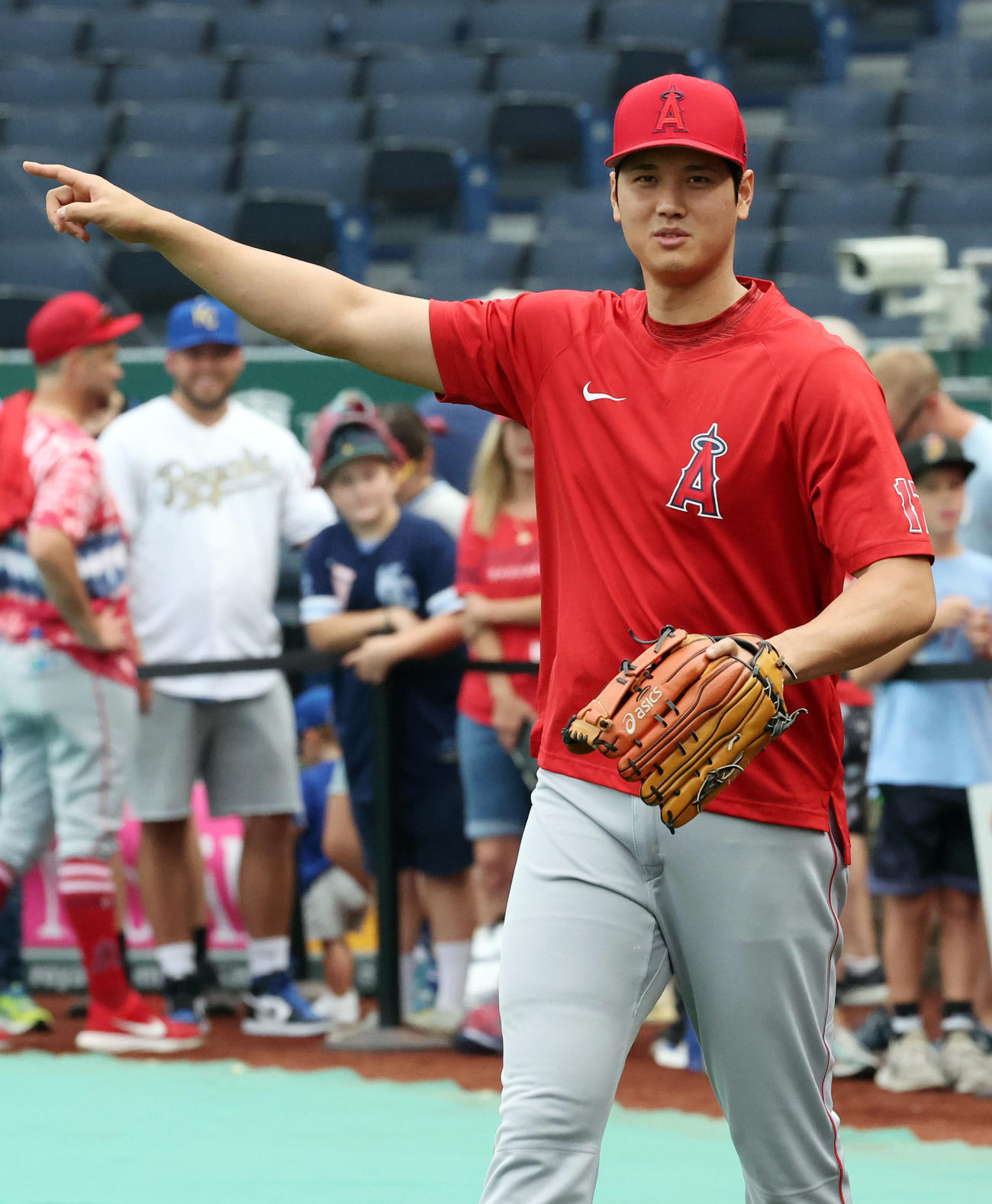 ロイヤルズ対エンゼルス　試合前の練習に現れる大谷。前日、自打球で痛めた右太ももはサポーターがされているように見えた（撮影・狩俣裕三）
