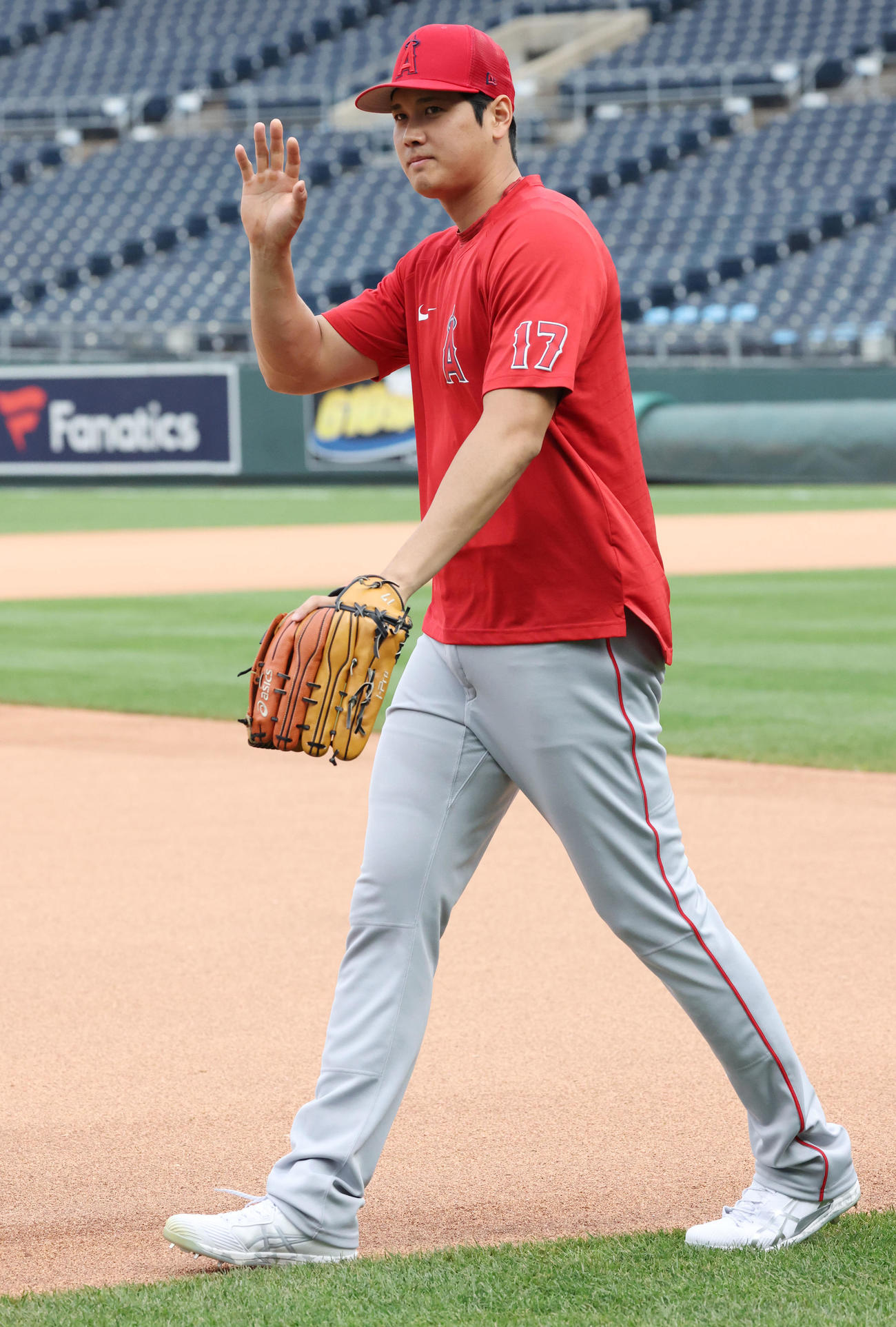 ロイヤルズ対エンゼルス　試合前の練習に現れ、ファンに手を振る大谷。前日、自打球で痛めた右太ももはサポーターがされているように見えた（撮影・狩俣裕三）