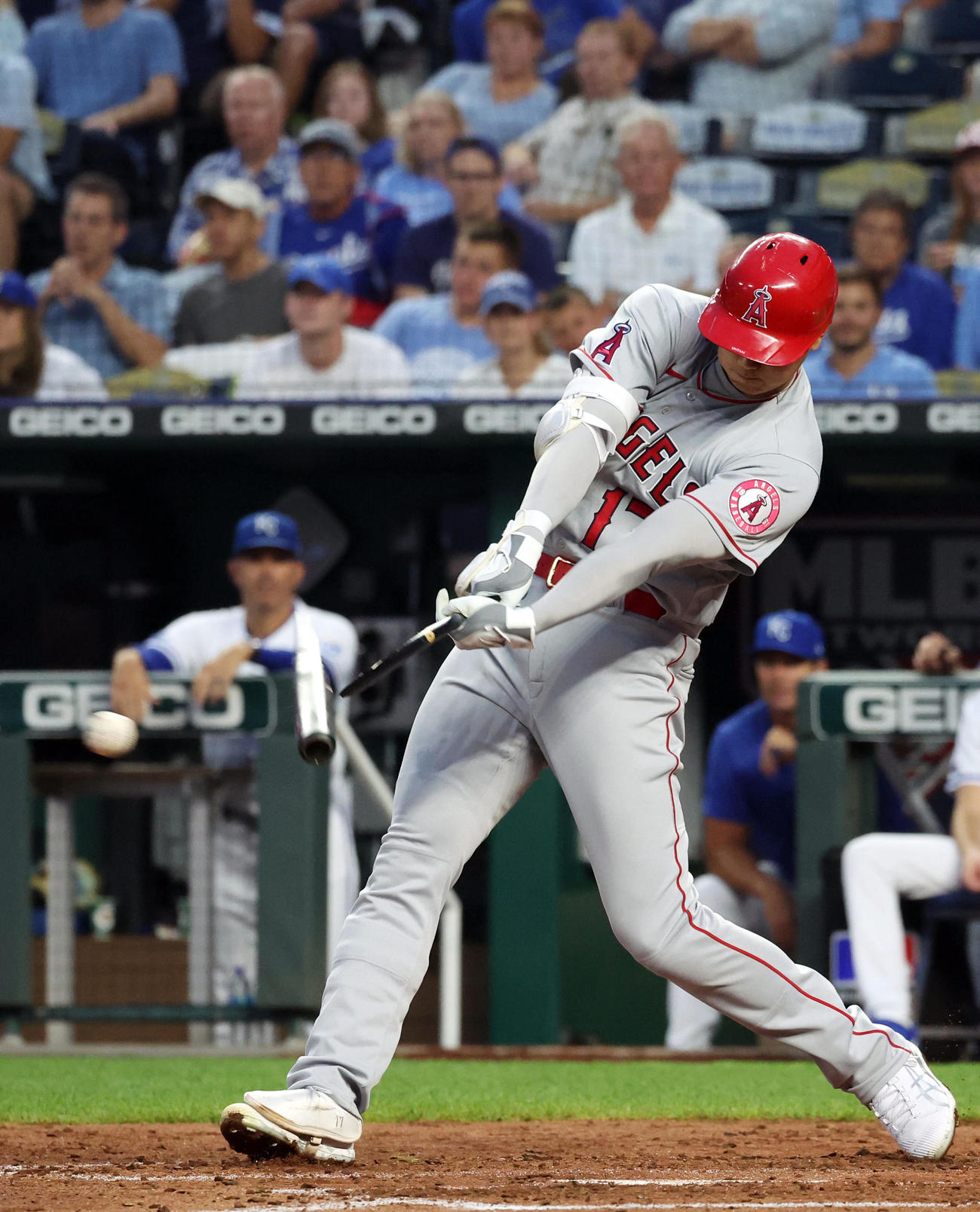 ロイヤルズ対エンゼルス　5回表エンゼルス1死一、三塁、バットをへし折られる大谷（撮影・狩俣裕三）