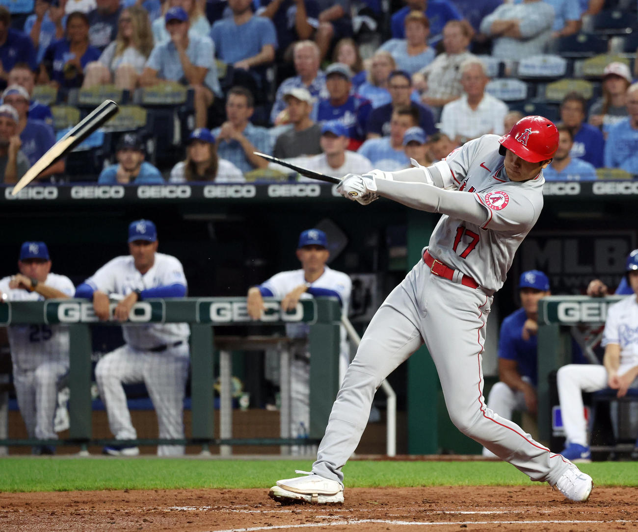 ロイヤルズ対エンゼルス　5回表エンゼルス1死一、三塁、バットをへし折られる大谷（撮影・狩俣裕三）