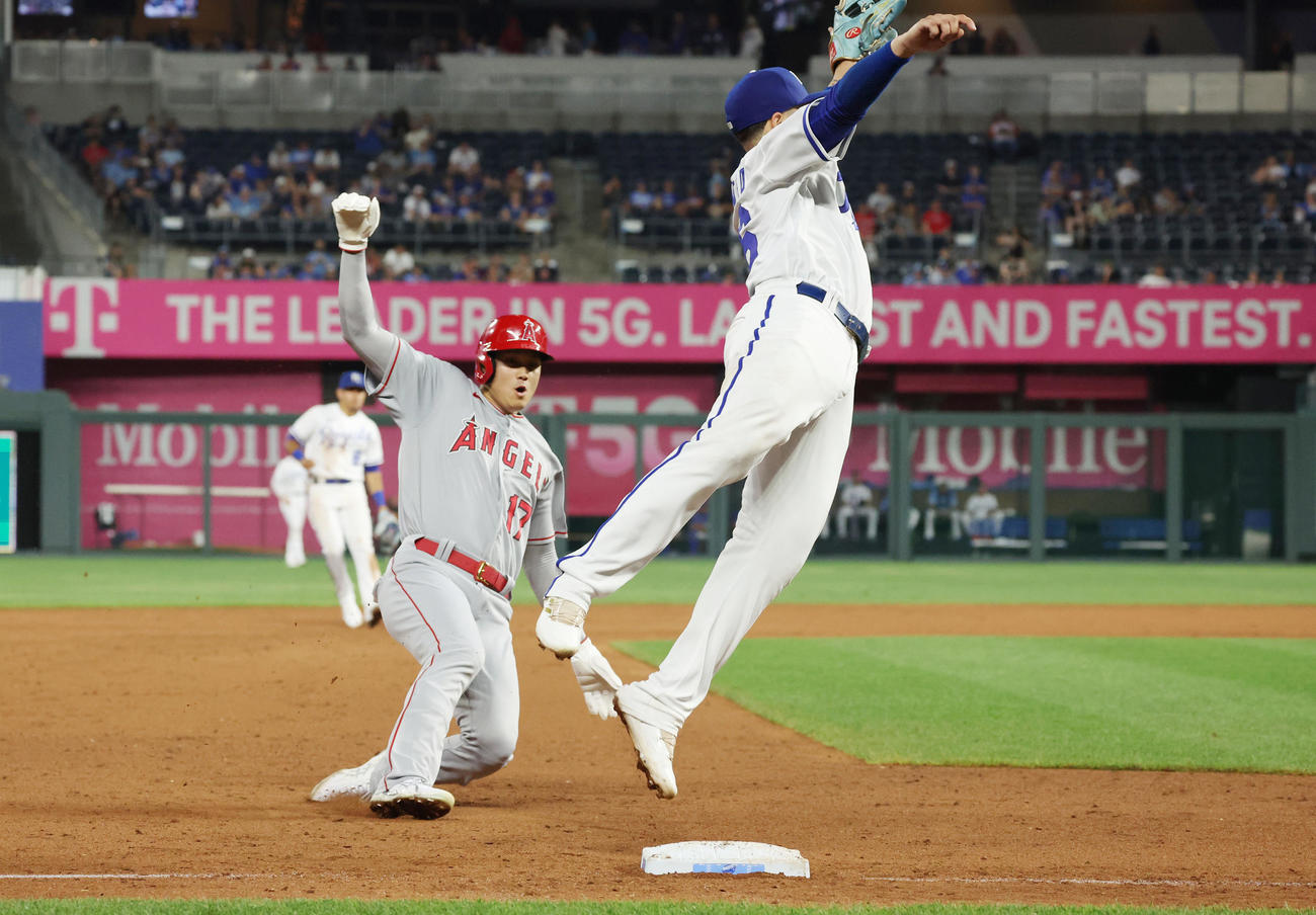 ロイヤルズ対エンゼルス　8回表エンゼルス2死一、二塁、一塁走者ウォードとともに三塁への重盗を決める大谷（撮影・狩俣裕三）