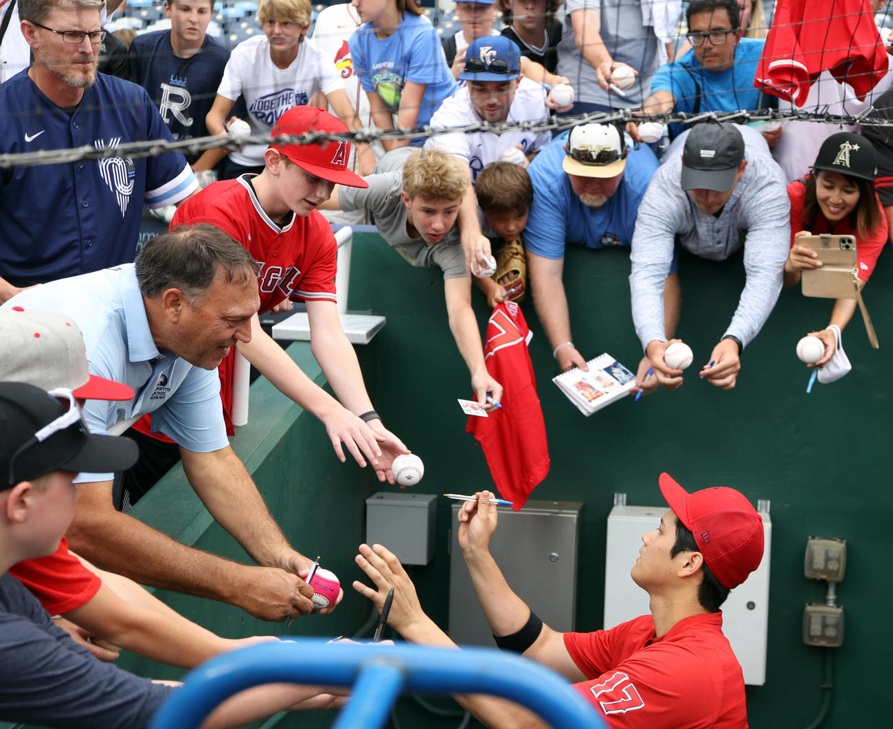 ロイヤルズ対エンゼルス　試合前、ファンにサインをする大谷（右）（撮影・狩俣裕三）